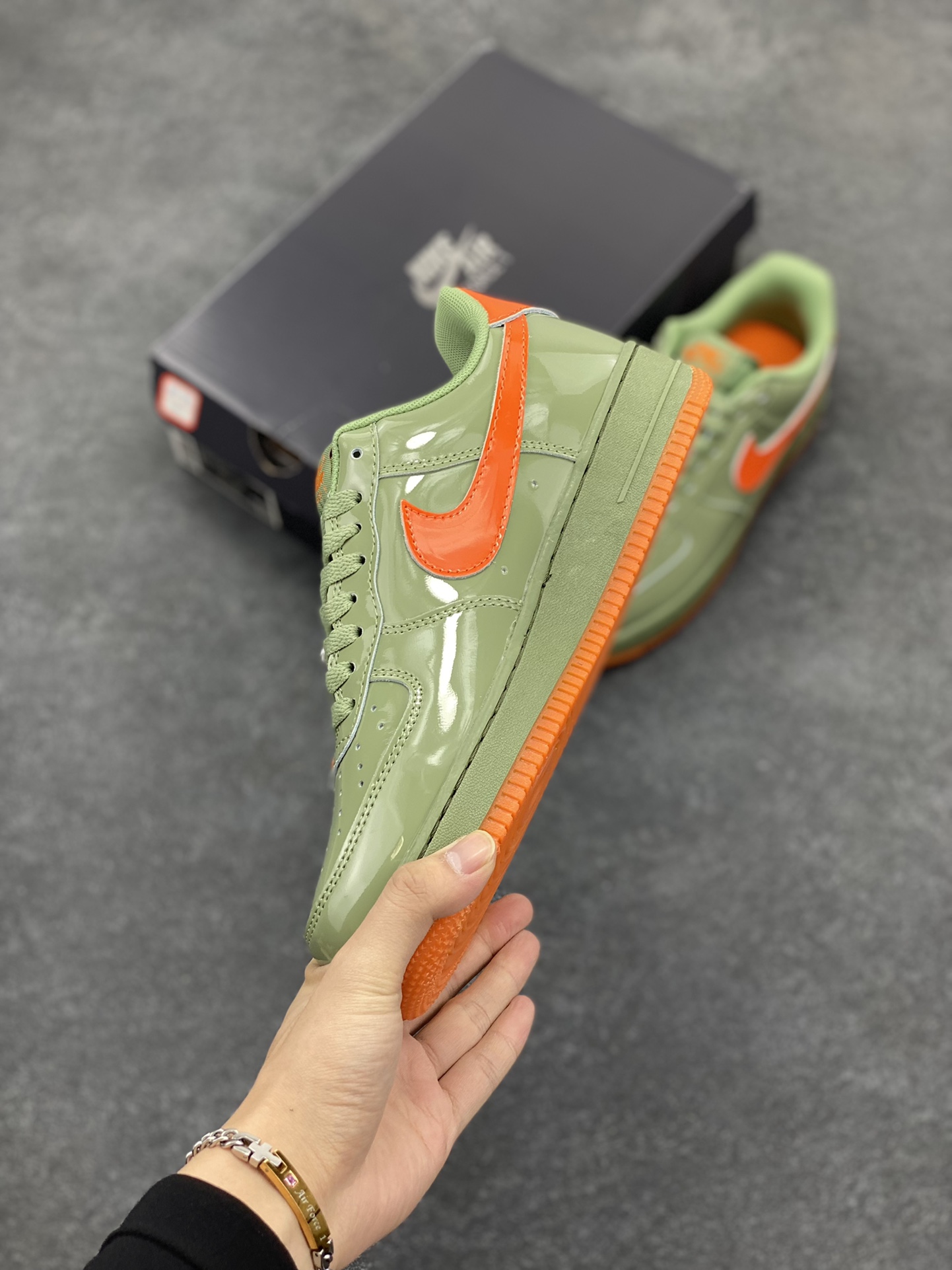 图片[3]-Nike Air Force 1 Low \’07 漆皮红绿 原楦头原纸板 打造纯正空军版型 #专注外贸渠道 全掌内置蜂窝气垫 #原盒配件 原厂中底钢印、拉帮完美 货号：HJ9118-386 尺码：36 36.5 37.5 38 38.5 39 40 40.5 41 42 42.5 43 44 44.5 45-选品中心