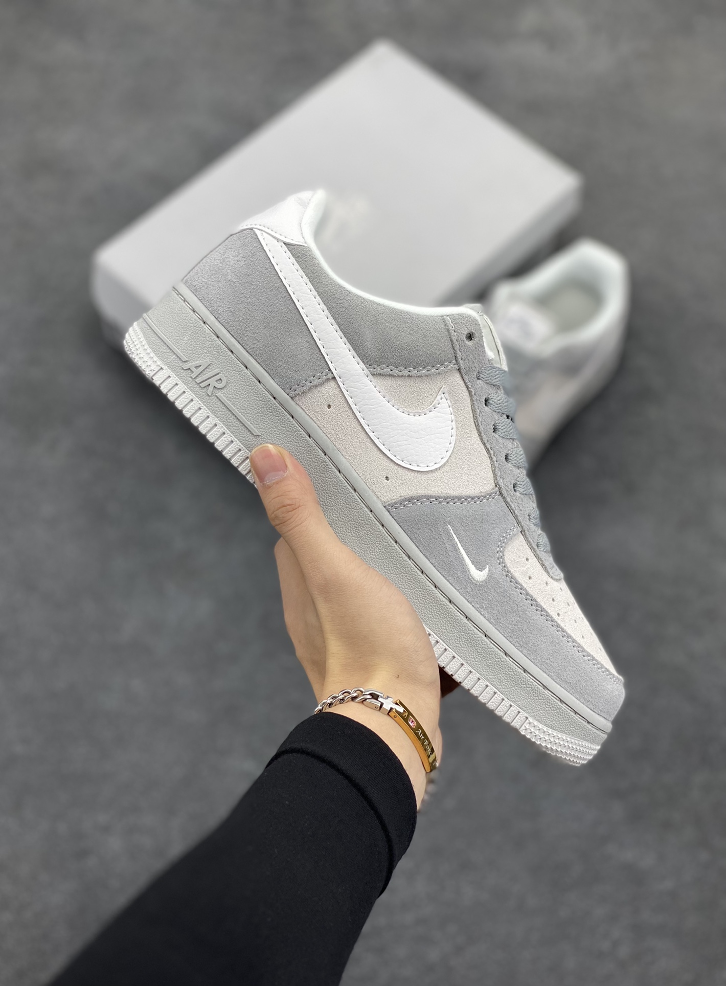 Nike Air Force 1 ’07 Low 空军一号低帮百搭休闲运动板鞋。柔软、弹性十足的缓震性能和出色的中底设计,横跨复古与现代的外型结合,造就出风靡全球三十多年的Force 1,直到今天还深受青睐 货号:HV3876-077 尺码:36 36.5 37.5 38 38.5 39 40 40.5 41 42 42.5 43 44 44.5 45-选品中心
