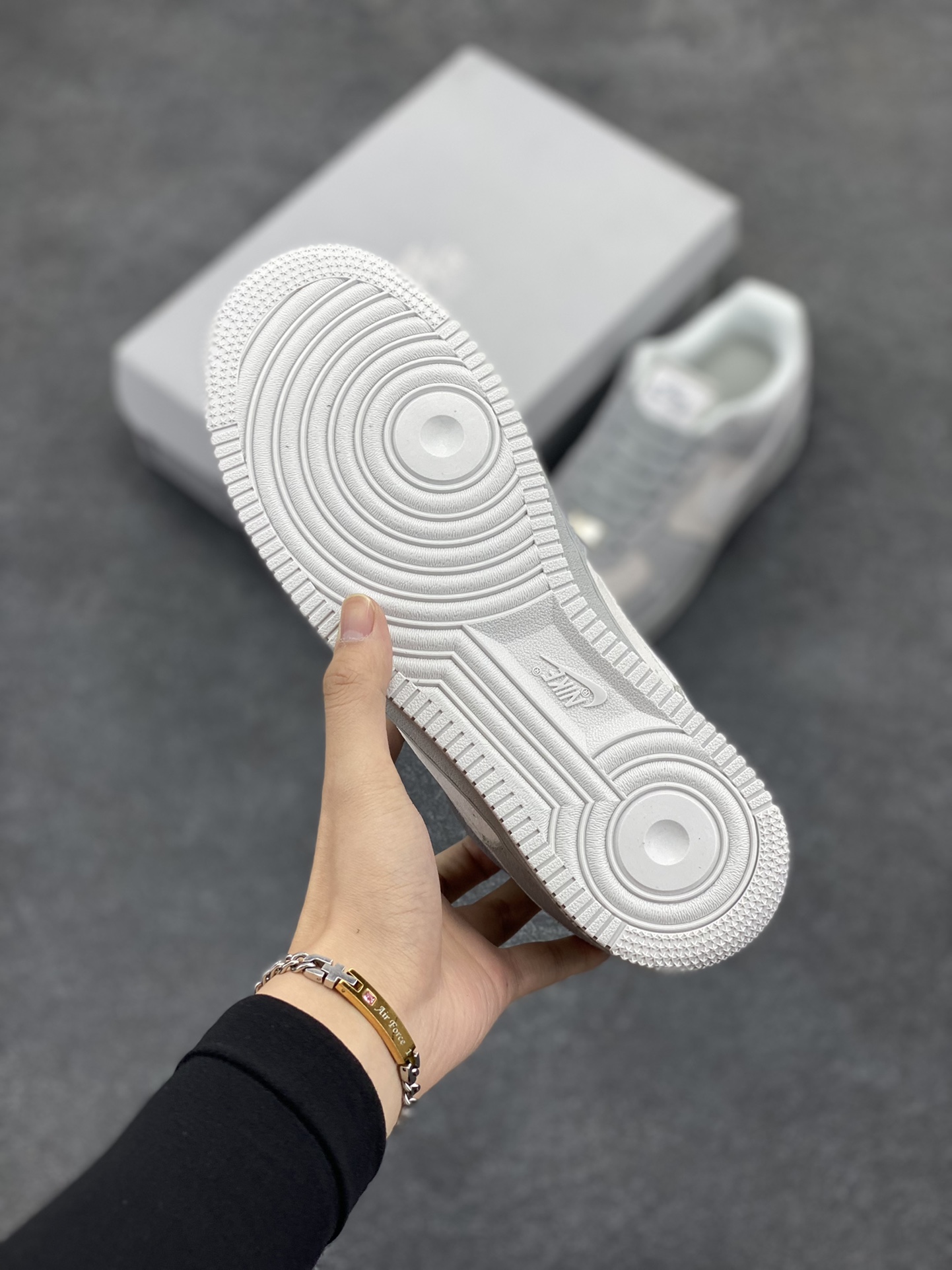 图片[5]-Nike Air Force 1 ’07 Low 空军一号低帮百搭休闲运动板鞋。柔软、弹性十足的缓震性能和出色的中底设计，横跨复古与现代的外型结合，造就出风靡全球三十多年的Force 1，直到今天还深受青睐 货号：HV3876-077 尺码：36 36.5 37.5 38 38.5 39 40 40.5 41 42 42.5 43 44 44.5 45-选品中心