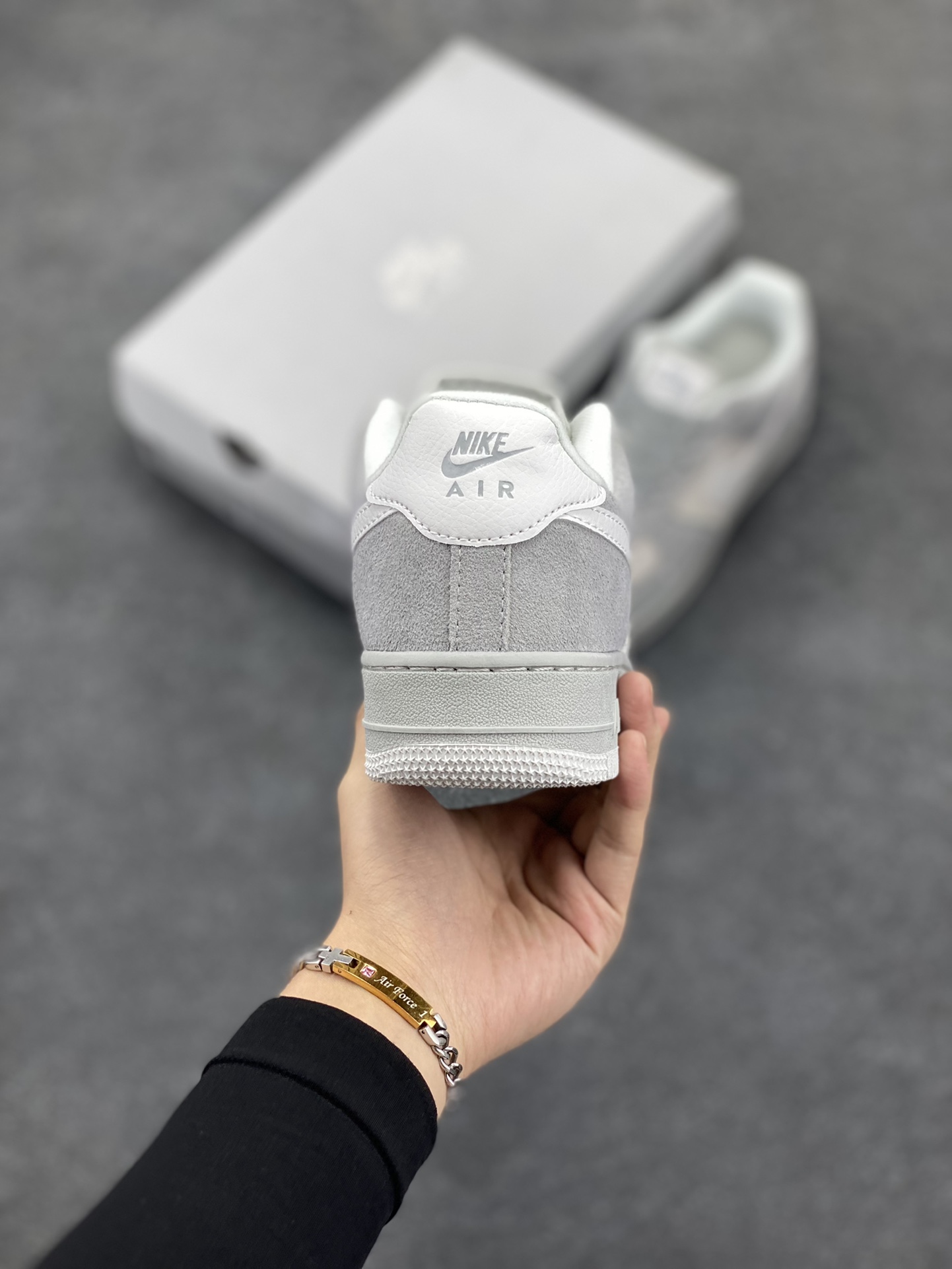图片[4]-Nike Air Force 1 ’07 Low 空军一号低帮百搭休闲运动板鞋。柔软、弹性十足的缓震性能和出色的中底设计，横跨复古与现代的外型结合，造就出风靡全球三十多年的Force 1，直到今天还深受青睐 货号：HV3876-077 尺码：36 36.5 37.5 38 38.5 39 40 40.5 41 42 42.5 43 44 44.5 45-选品中心