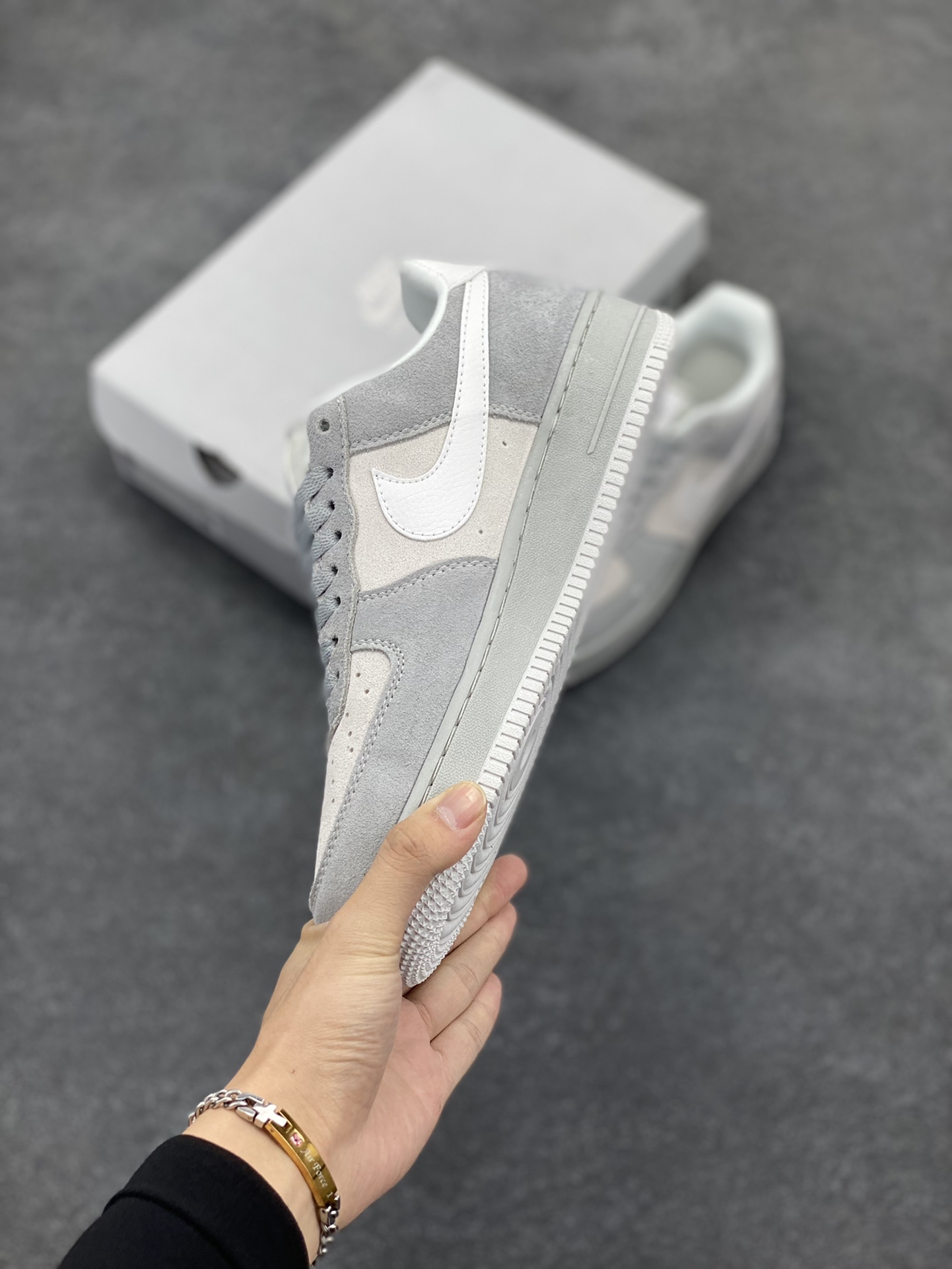 图片[3]-Nike Air Force 1 ’07 Low 空军一号低帮百搭休闲运动板鞋。柔软、弹性十足的缓震性能和出色的中底设计，横跨复古与现代的外型结合，造就出风靡全球三十多年的Force 1，直到今天还深受青睐 货号：HV3876-077 尺码：36 36.5 37.5 38 38.5 39 40 40.5 41 42 42.5 43 44 44.5 45-选品中心