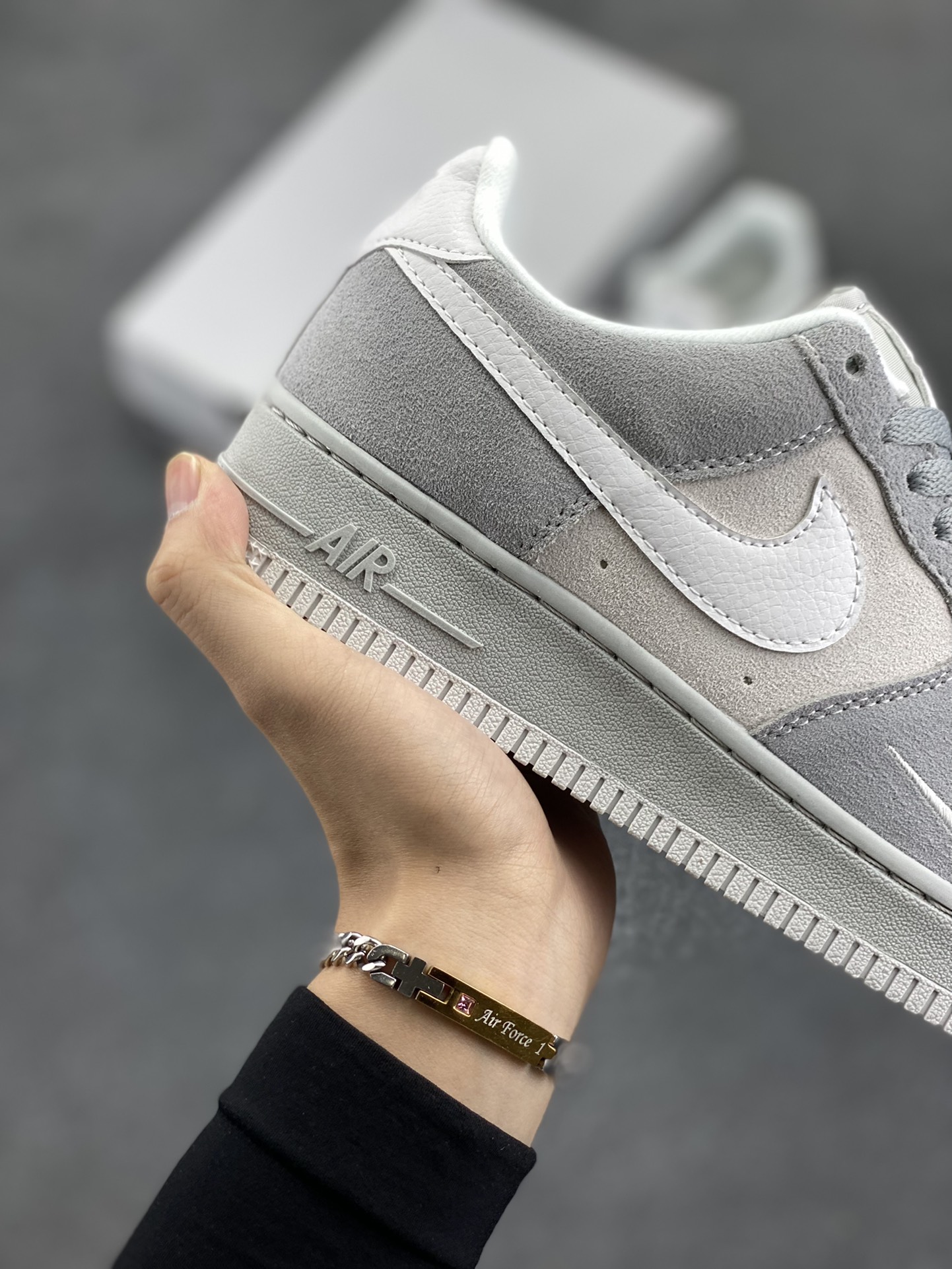 图片[6]-Nike Air Force 1 ’07 Low 空军一号低帮百搭休闲运动板鞋。柔软、弹性十足的缓震性能和出色的中底设计，横跨复古与现代的外型结合，造就出风靡全球三十多年的Force 1，直到今天还深受青睐 货号：HV3876-077 尺码：36 36.5 37.5 38 38.5 39 40 40.5 41 42 42.5 43 44 44.5 45-选品中心