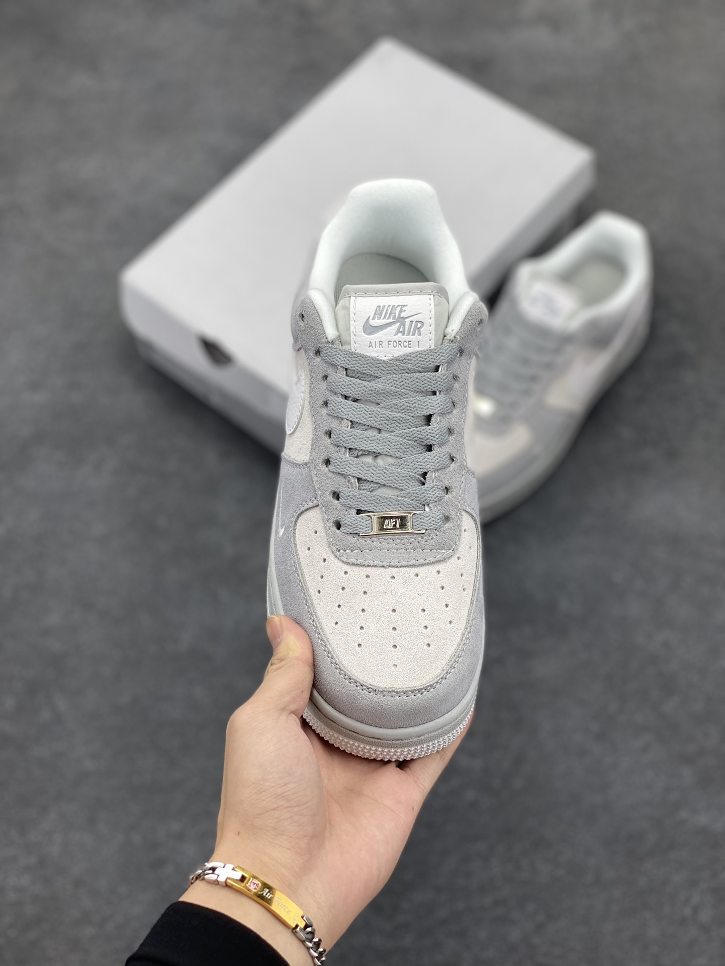 图片[2]-Nike Air Force 1 ’07 Low 空军一号低帮百搭休闲运动板鞋。柔软、弹性十足的缓震性能和出色的中底设计，横跨复古与现代的外型结合，造就出风靡全球三十多年的Force 1，直到今天还深受青睐 货号：HV3876-077 尺码：36 36.5 37.5 38 38.5 39 40 40.5 41 42 42.5 43 44 44.5 45-选品中心