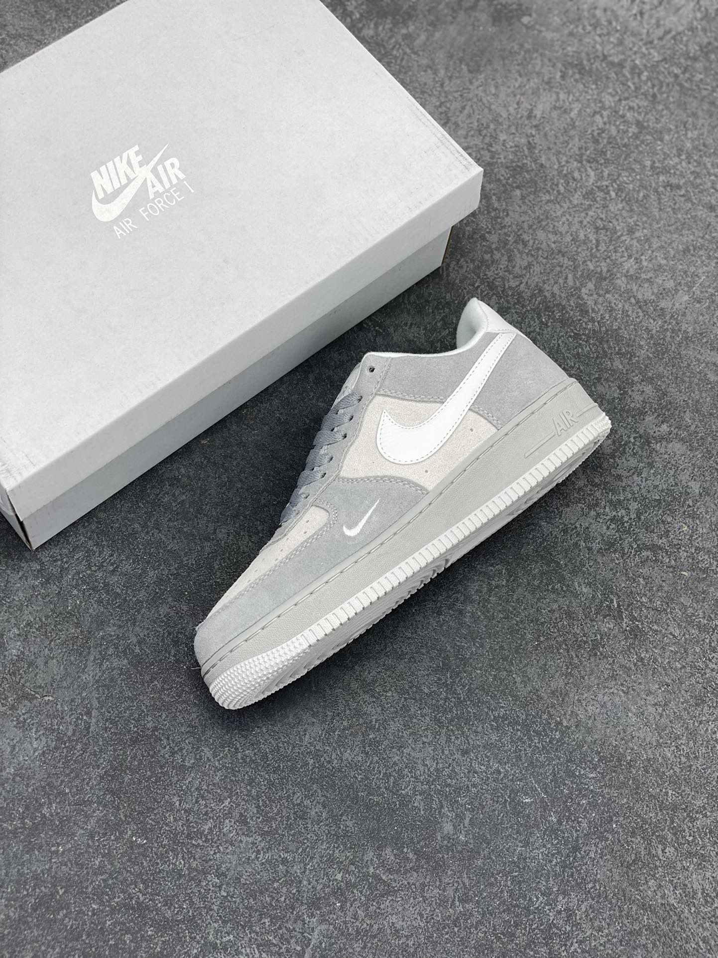 图片[7]-Nike Air Force 1 ’07 Low 空军一号低帮百搭休闲运动板鞋。柔软、弹性十足的缓震性能和出色的中底设计，横跨复古与现代的外型结合，造就出风靡全球三十多年的Force 1，直到今天还深受青睐 货号：HV3876-077 尺码：36 36.5 37.5 38 38.5 39 40 40.5 41 42 42.5 43 44 44.5 45-选品中心