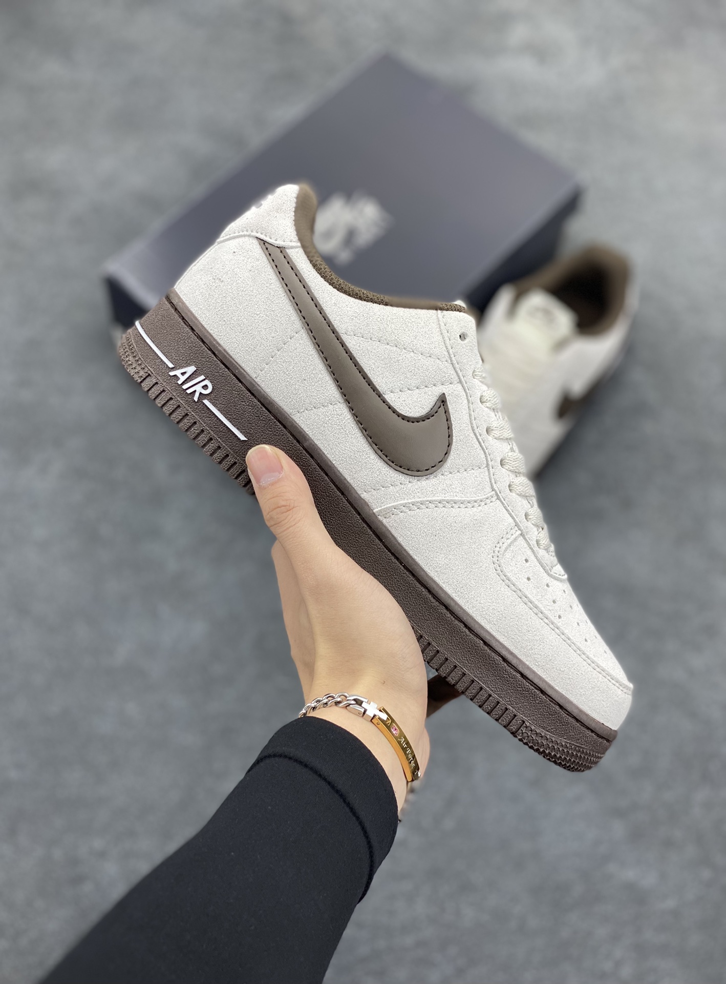 Nike Air Force 1 ’07 Low 空军一号低帮百搭休闲运动板鞋。柔软、弹性十足的缓震性能和出色的中底设计,横跨复古与现代的外型结合,造就出风靡全球三十多年的Force 1,直到今天还深受青睐 货号:HQ3485-104 尺码:36 36.5 37.5 38 38.5 39 40 40.5 41 42 42.5 43 44 44.5 45-选品中心