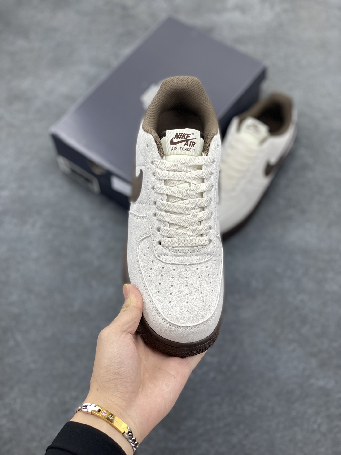 图片[2]-Nike Air Force 1 ’07 Low 空军一号低帮百搭休闲运动板鞋。柔软、弹性十足的缓震性能和出色的中底设计，横跨复古与现代的外型结合，造就出风靡全球三十多年的Force 1，直到今天还深受青睐 货号：HQ3485-104 尺码：36 36.5 37.5 38 38.5 39 40 40.5 41 42 42.5 43 44 44.5 45-选品中心