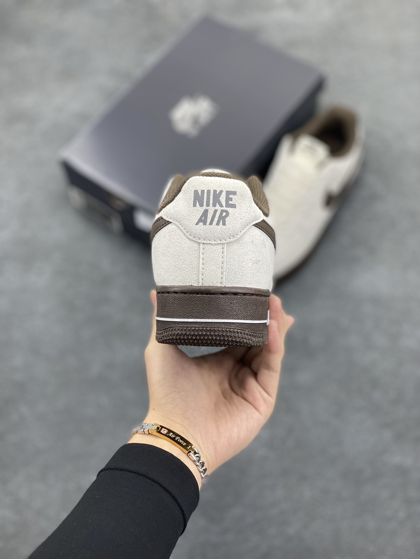 图片[4]-Nike Air Force 1 ’07 Low 空军一号低帮百搭休闲运动板鞋。柔软、弹性十足的缓震性能和出色的中底设计，横跨复古与现代的外型结合，造就出风靡全球三十多年的Force 1，直到今天还深受青睐 货号：HQ3485-104 尺码：36 36.5 37.5 38 38.5 39 40 40.5 41 42 42.5 43 44 44.5 45-选品中心