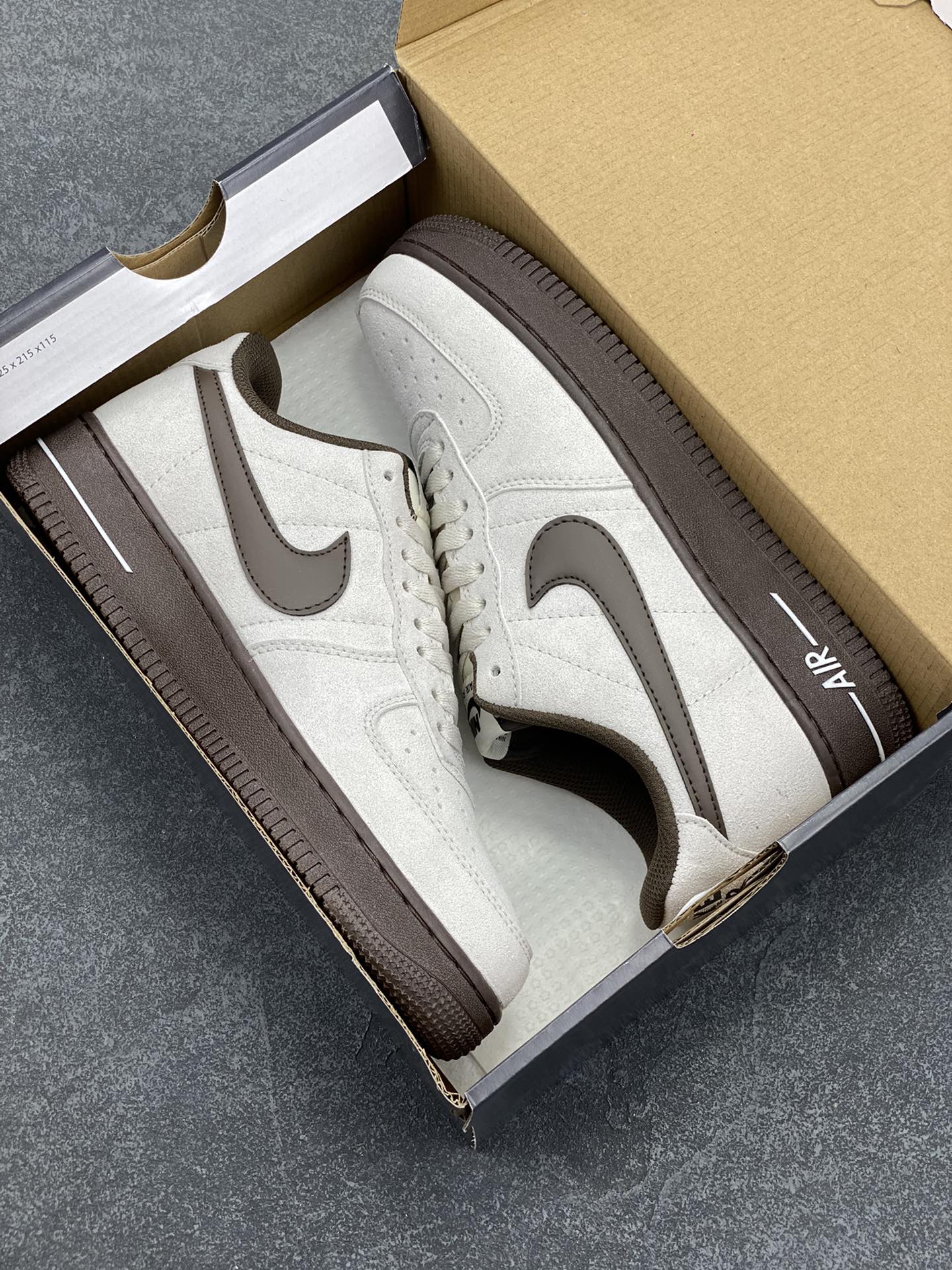 图片[9]-Nike Air Force 1 ’07 Low 空军一号低帮百搭休闲运动板鞋。柔软、弹性十足的缓震性能和出色的中底设计，横跨复古与现代的外型结合，造就出风靡全球三十多年的Force 1，直到今天还深受青睐 货号：HQ3485-104 尺码：36 36.5 37.5 38 38.5 39 40 40.5 41 42 42.5 43 44 44.5 45-选品中心