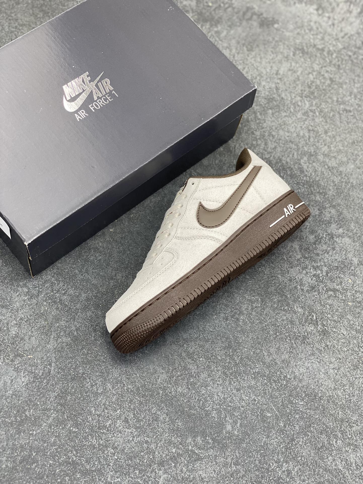 图片[7]-Nike Air Force 1 ’07 Low 空军一号低帮百搭休闲运动板鞋。柔软、弹性十足的缓震性能和出色的中底设计，横跨复古与现代的外型结合，造就出风靡全球三十多年的Force 1，直到今天还深受青睐 货号：HQ3485-104 尺码：36 36.5 37.5 38 38.5 39 40 40.5 41 42 42.5 43 44 44.5 45-选品中心