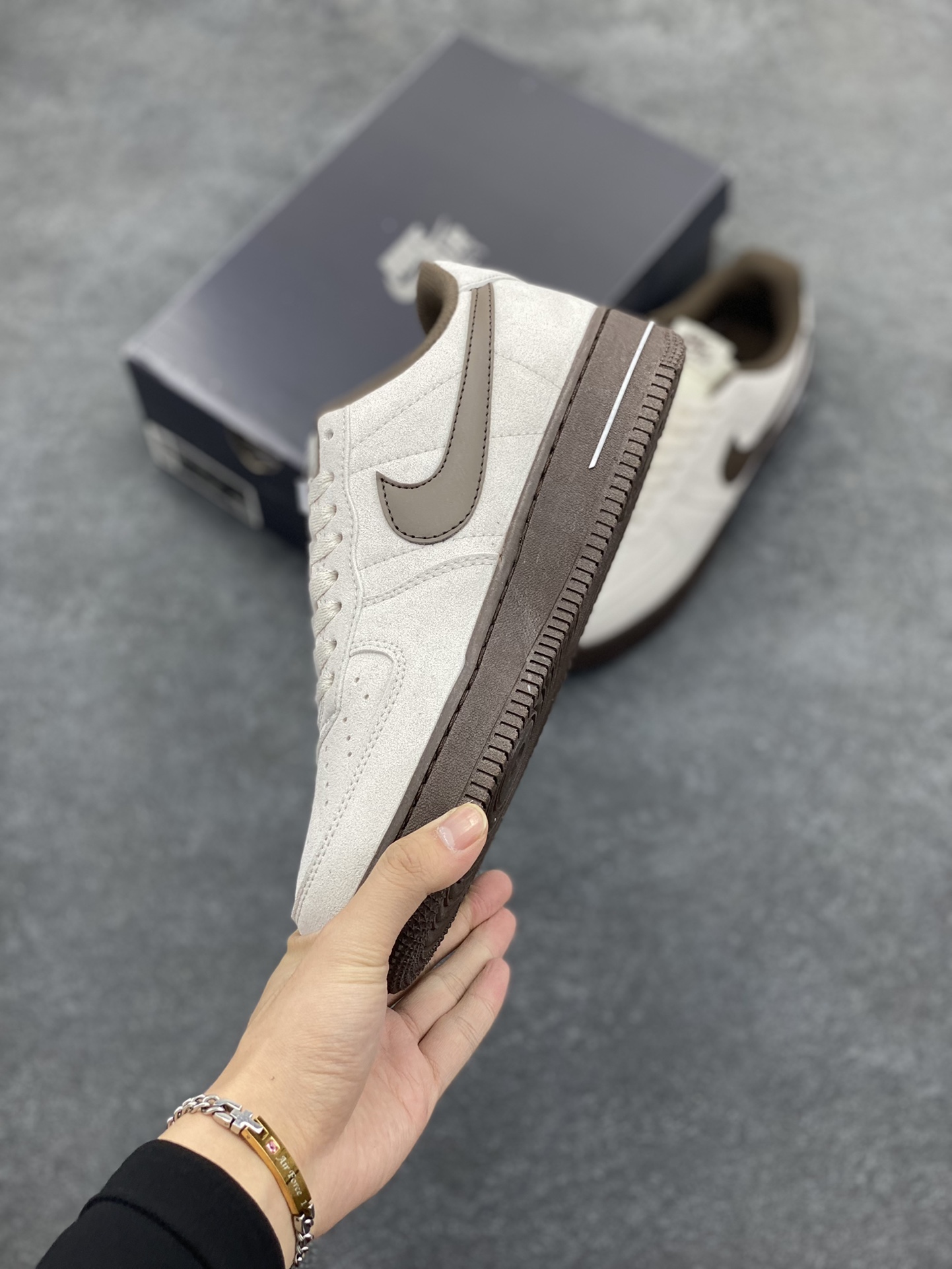 图片[3]-Nike Air Force 1 ’07 Low 空军一号低帮百搭休闲运动板鞋。柔软、弹性十足的缓震性能和出色的中底设计，横跨复古与现代的外型结合，造就出风靡全球三十多年的Force 1，直到今天还深受青睐 货号：HQ3485-104 尺码：36 36.5 37.5 38 38.5 39 40 40.5 41 42 42.5 43 44 44.5 45-选品中心