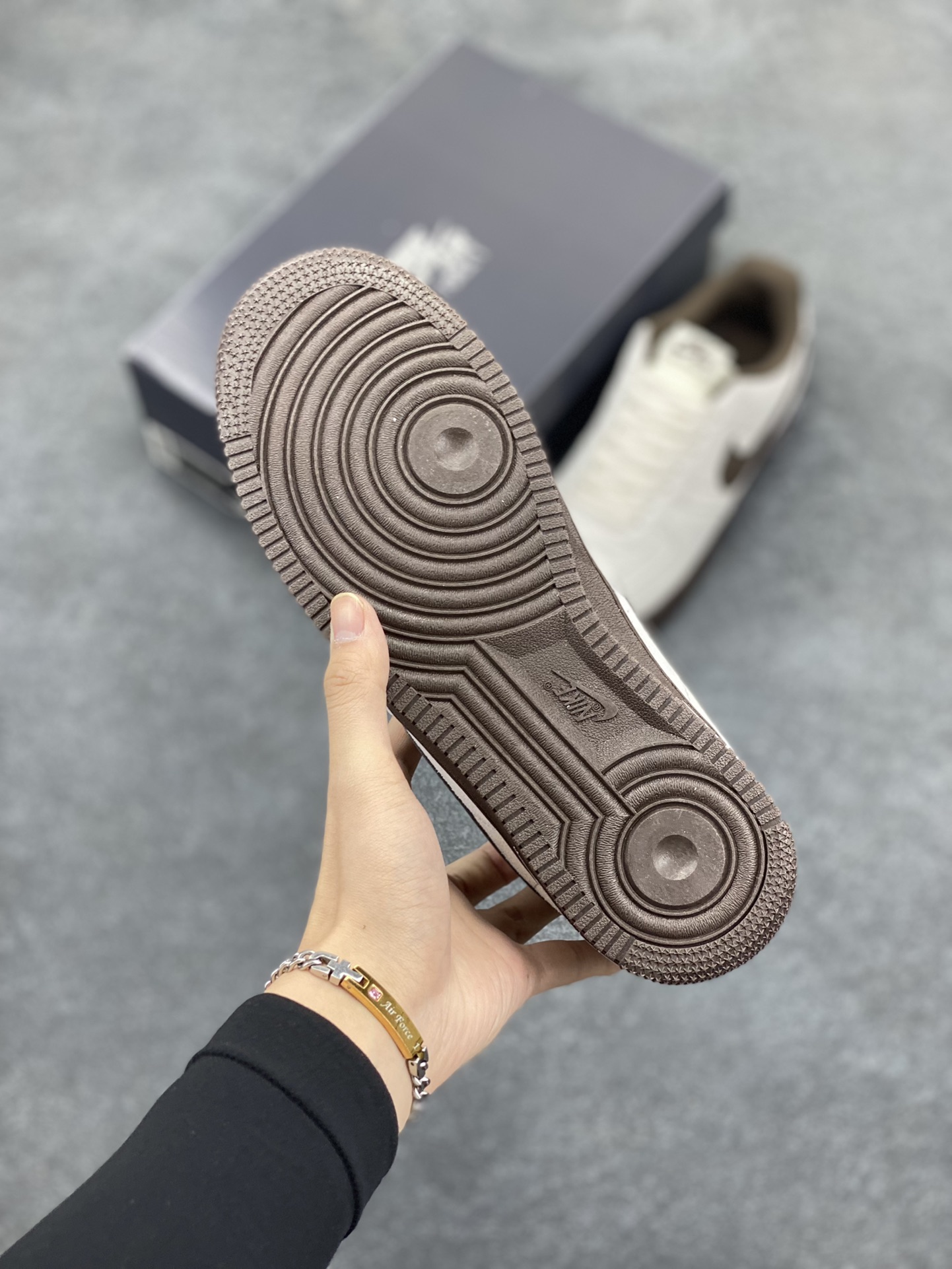 图片[5]-Nike Air Force 1 ’07 Low 空军一号低帮百搭休闲运动板鞋。柔软、弹性十足的缓震性能和出色的中底设计，横跨复古与现代的外型结合，造就出风靡全球三十多年的Force 1，直到今天还深受青睐 货号：HQ3485-104 尺码：36 36.5 37.5 38 38.5 39 40 40.5 41 42 42.5 43 44 44.5 45-选品中心