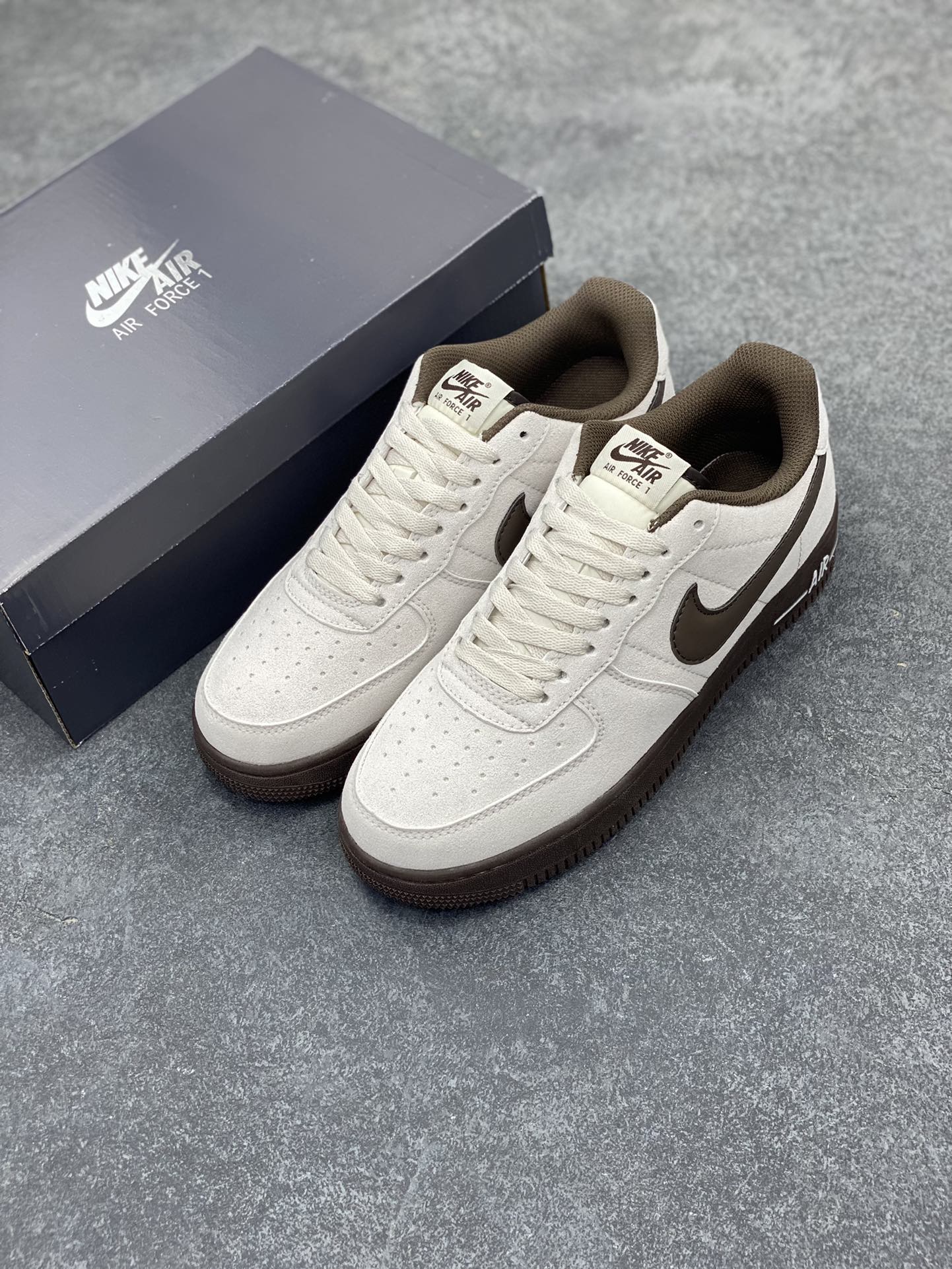 图片[8]-Nike Air Force 1 ’07 Low 空军一号低帮百搭休闲运动板鞋。柔软、弹性十足的缓震性能和出色的中底设计，横跨复古与现代的外型结合，造就出风靡全球三十多年的Force 1，直到今天还深受青睐 货号：HQ3485-104 尺码：36 36.5 37.5 38 38.5 39 40 40.5 41 42 42.5 43 44 44.5 45-选品中心