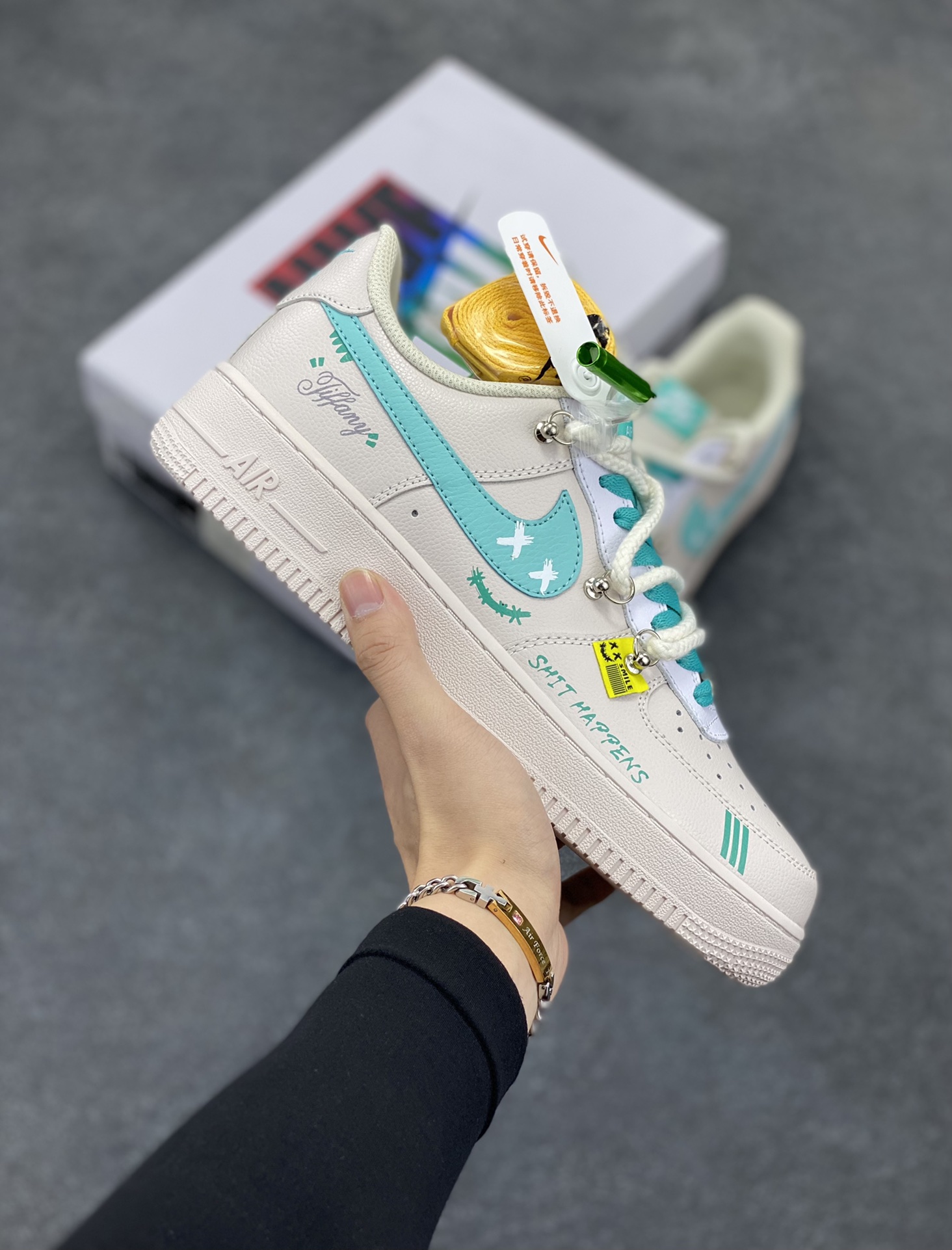 Nike Air Force 1 Low “Keep smile” “保持微笑”空军一号低帮休闲运动绑带板鞋  在生活的漫漫旅途中，我们会遭遇挫折。若我们能保持微笑，那挫折便不再是无法逾越的高山。微笑让我们拥有面对失败的勇气，它告诉我们，一次的失利只是暂时的 货号：DZ1328-211 尺码：36 36.5 37.5 38 38.5 39 40 40.5 41 42 42.5 43 44 44.5 45-选品中心