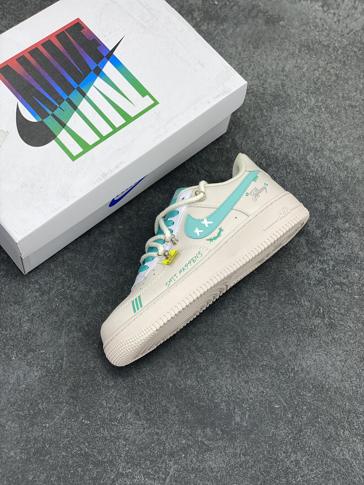 图片[7]-Nike Air Force 1 Low “Keep smile” “保持微笑”空军一号低帮休闲运动绑带板鞋  在生活的漫漫旅途中，我们会遭遇挫折。若我们能保持微笑，那挫折便不再是无法逾越的高山。微笑让我们拥有面对失败的勇气，它告诉我们，一次的失利只是暂时的 货号：DZ1328-211 尺码：36 36.5 37.5 38 38.5 39 40 40.5 41 42 42.5 43 44 44.5 45-选品中心