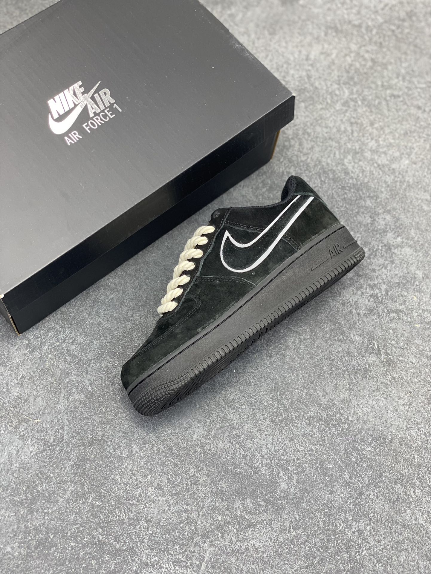 图片[7]-Nike Air Force 1 ’07 Low 空军一号低帮百搭休闲运动板鞋。柔软、弹性十足的缓震性能和出色的中底设计，横跨复古与现代的外型结合，造就出风靡全球三十多年的Force 1，直到今天还深受青睐 货号：CW2288-111 尺码：36 36.5 37.5 38 38.5 39 40 40.5 41 42 42.5 43 44 44.5 45-选品中心