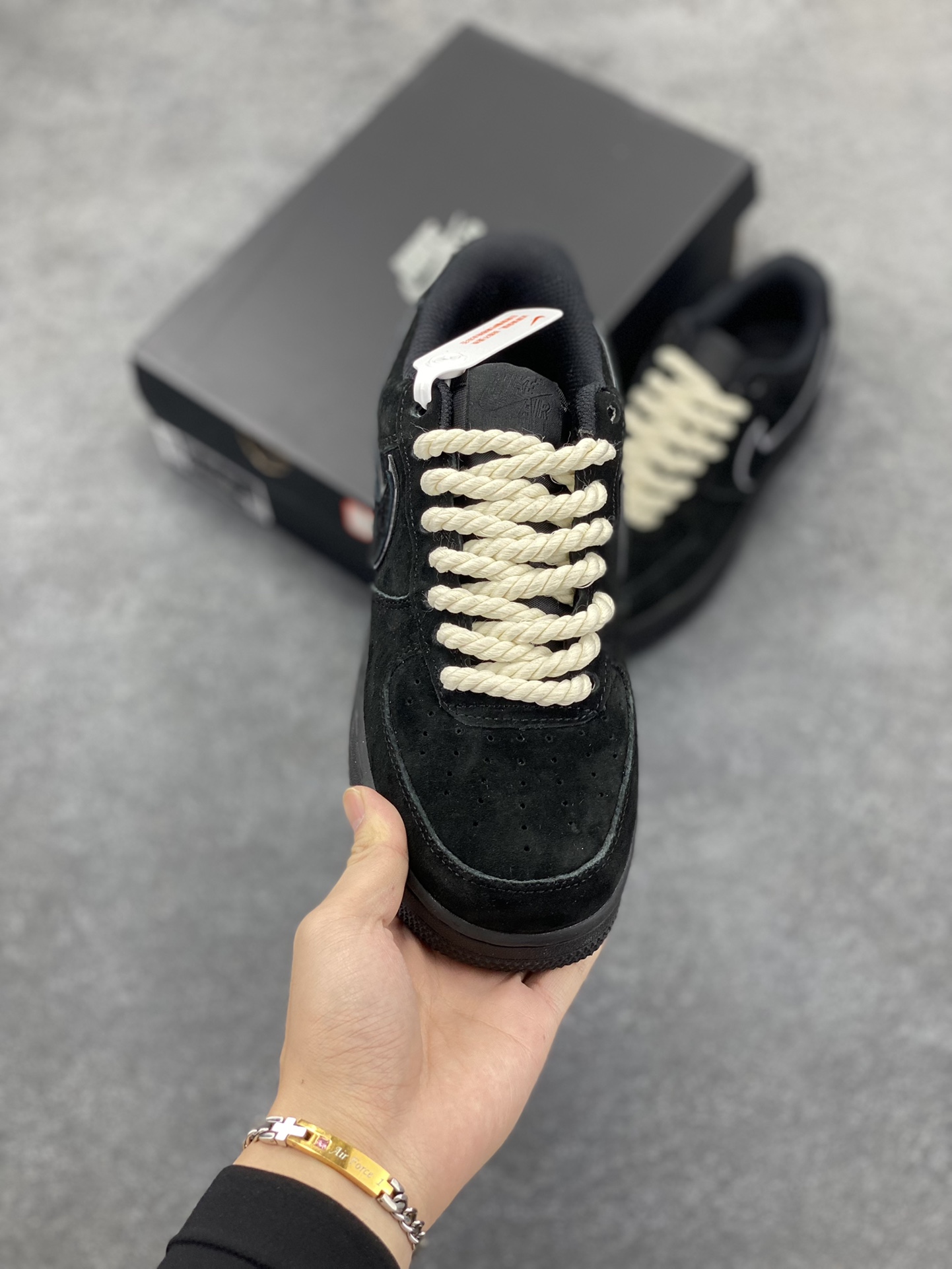 图片[2]-Nike Air Force 1 ’07 Low 空军一号低帮百搭休闲运动板鞋。柔软、弹性十足的缓震性能和出色的中底设计，横跨复古与现代的外型结合，造就出风靡全球三十多年的Force 1，直到今天还深受青睐 货号：CW2288-111 尺码：36 36.5 37.5 38 38.5 39 40 40.5 41 42 42.5 43 44 44.5 45-选品中心