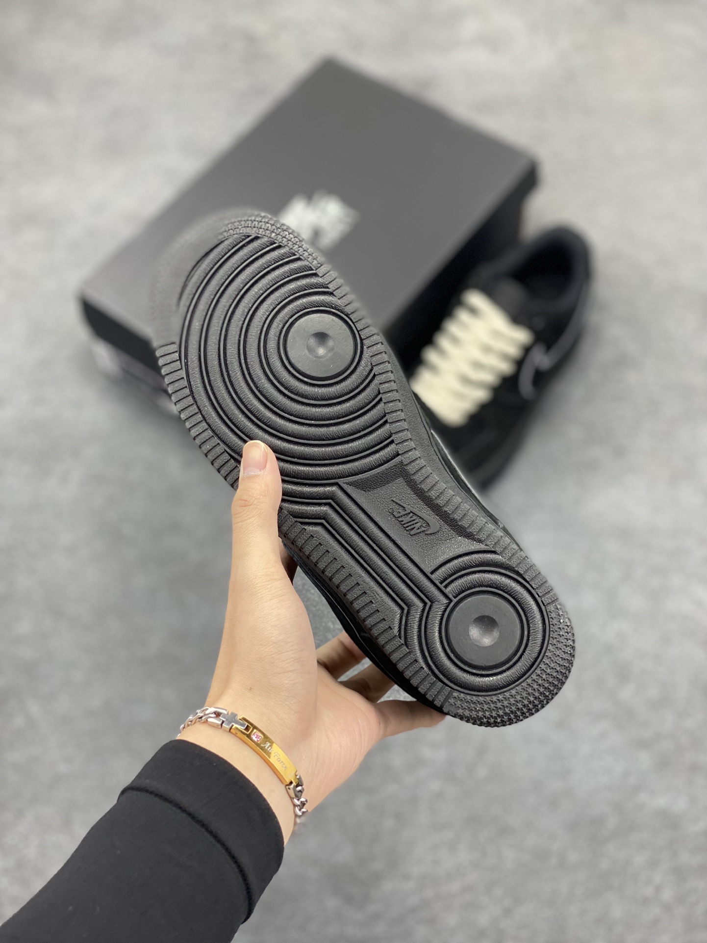 图片[5]-Nike Air Force 1 ’07 Low 空军一号低帮百搭休闲运动板鞋。柔软、弹性十足的缓震性能和出色的中底设计，横跨复古与现代的外型结合，造就出风靡全球三十多年的Force 1，直到今天还深受青睐 货号：CW2288-111 尺码：36 36.5 37.5 38 38.5 39 40 40.5 41 42 42.5 43 44 44.5 45-选品中心