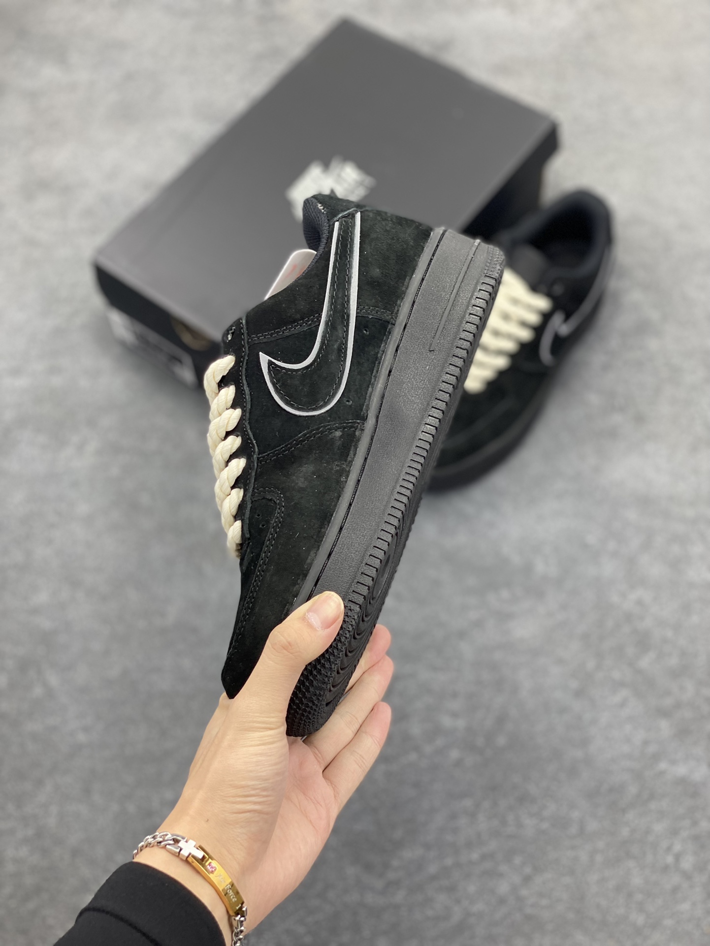 图片[3]-Nike Air Force 1 ’07 Low 空军一号低帮百搭休闲运动板鞋。柔软、弹性十足的缓震性能和出色的中底设计，横跨复古与现代的外型结合，造就出风靡全球三十多年的Force 1，直到今天还深受青睐 货号：CW2288-111 尺码：36 36.5 37.5 38 38.5 39 40 40.5 41 42 42.5 43 44 44.5 45-选品中心