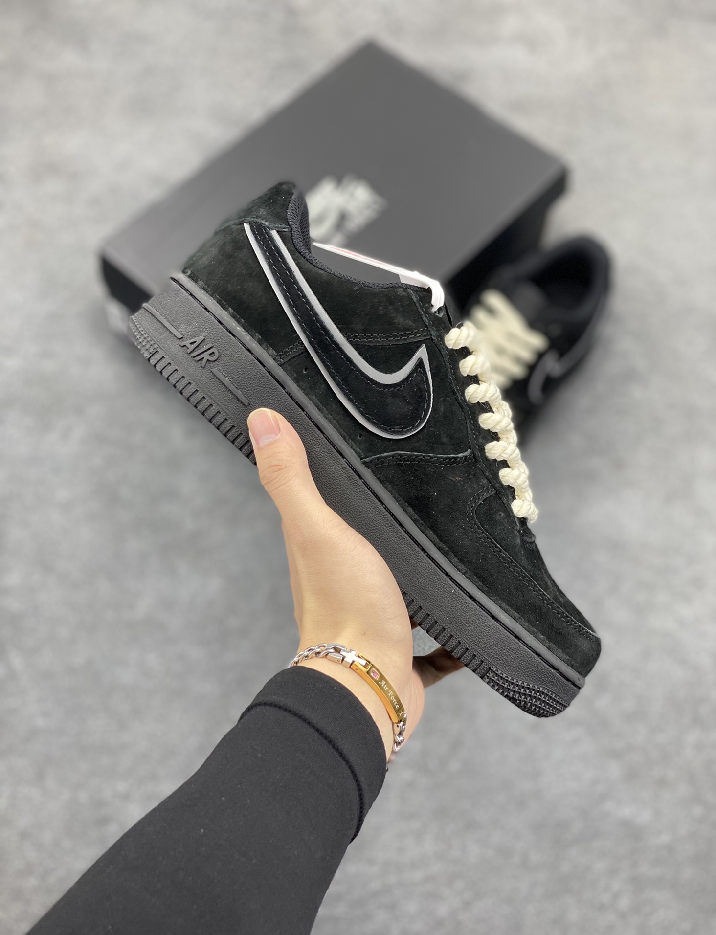 Nike Air Force 1 ’07 Low 空军一号低帮百搭休闲运动板鞋。柔软、弹性十足的缓震性能和出色的中底设计,横跨复古与现代的外型结合,造就出风靡全球三十多年的Force 1,直到今天还深受青睐 货号:CW2288-111 尺码:36 36.5 37.5 38 38.5 39 40 40.5 41 42 42.5 43 44 44.5 45-选品中心