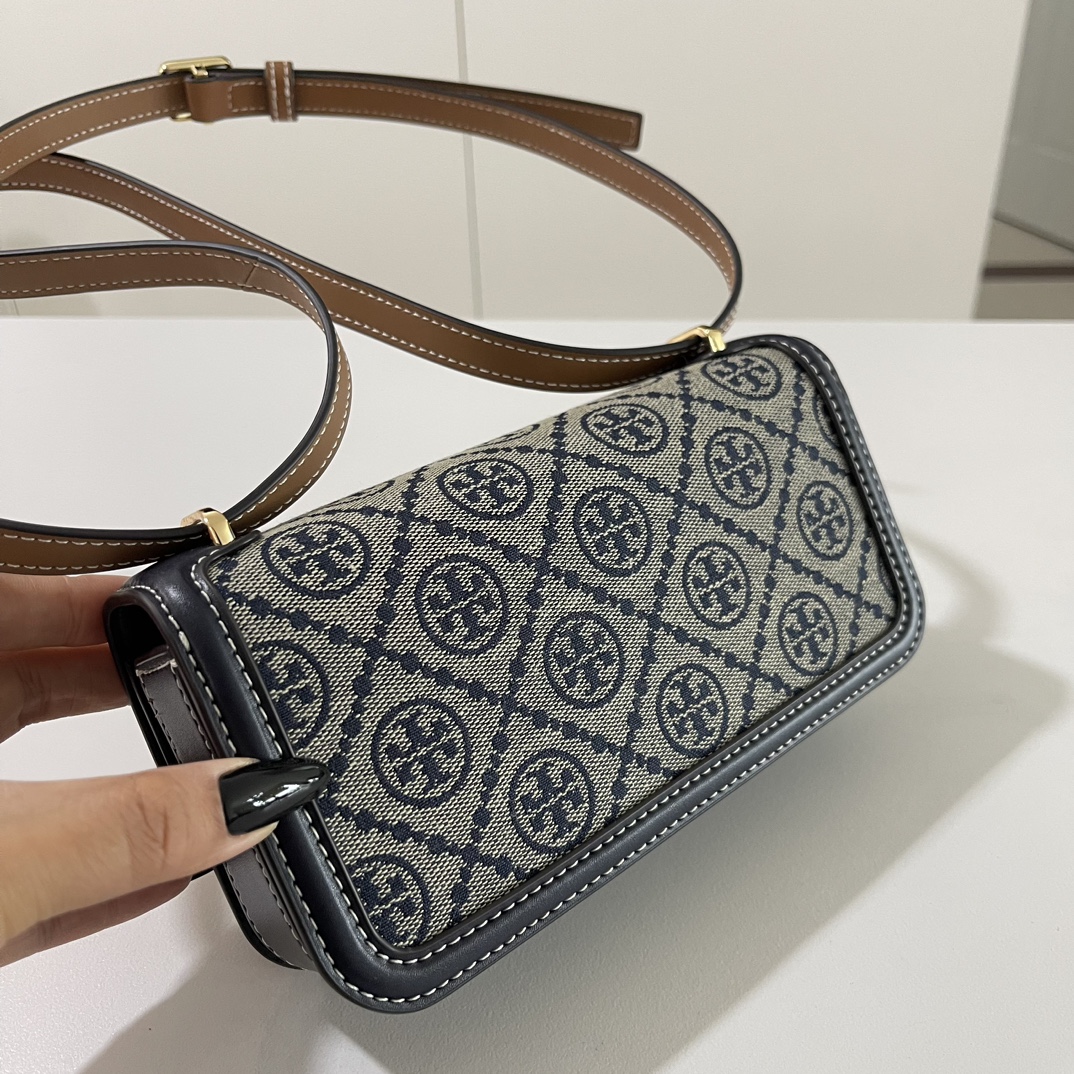 The Eleanor Shoulder Bag features a structured horizontal silhouette - Comprehensive 3