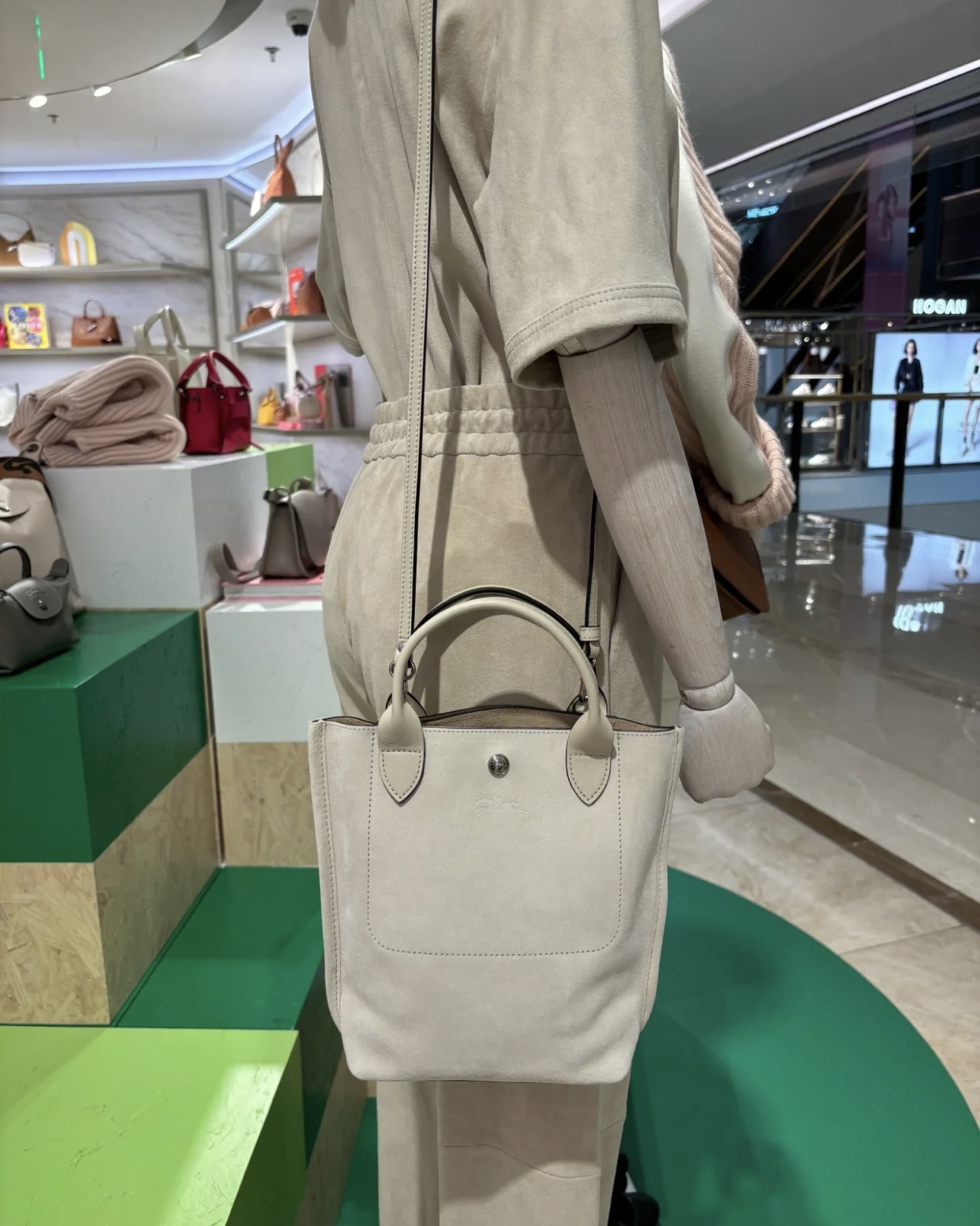 Longchamp Replay nubuck leather is now shipping, filling the autumn and winter atmosphere