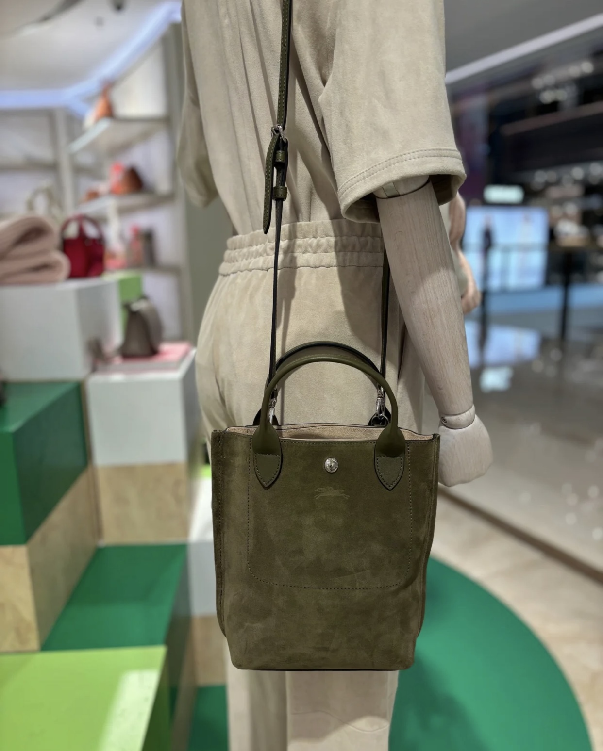 Longchamp Replay nubuck leather is now shipping, filling the autumn and winter atmosphere