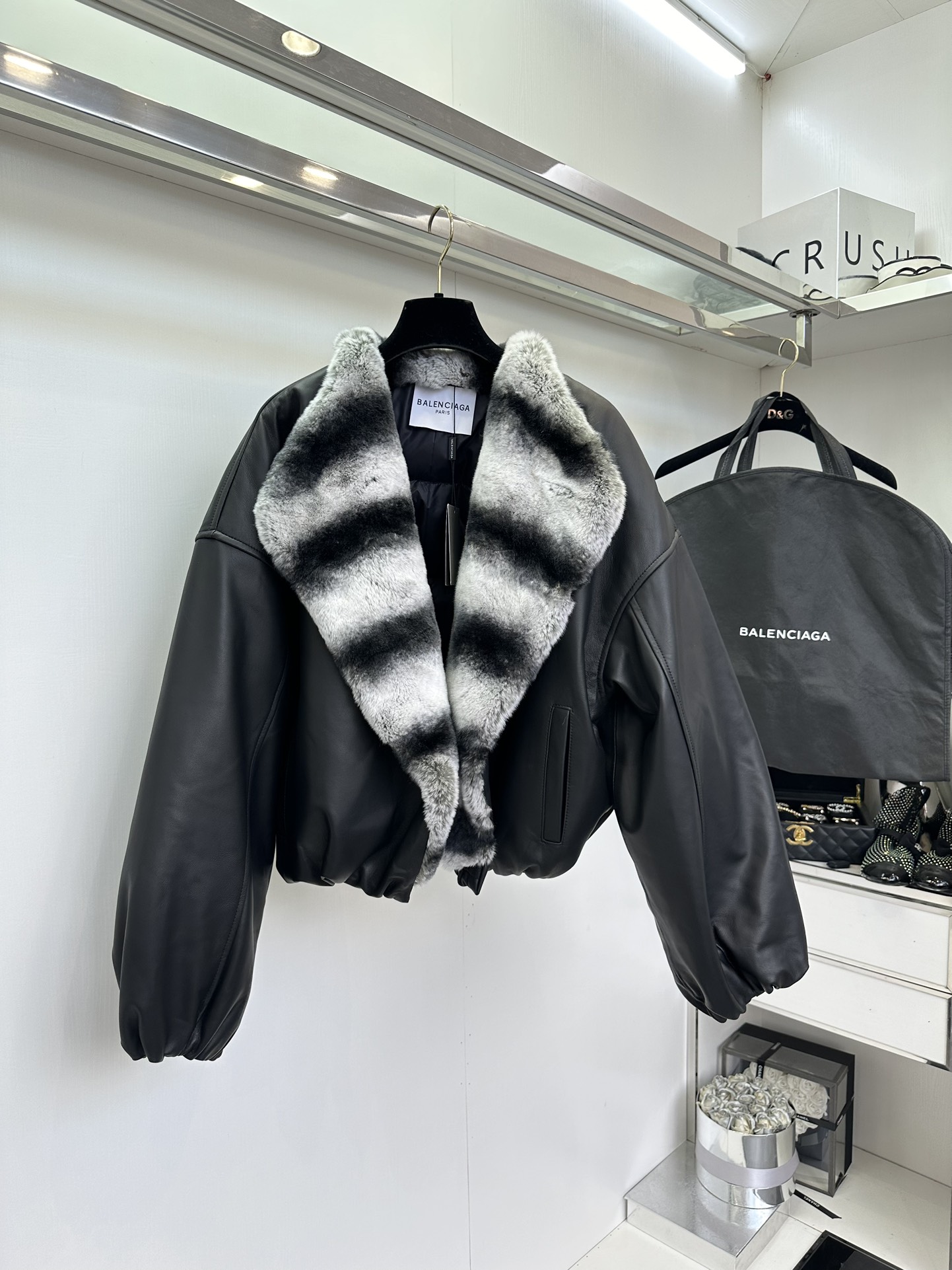 NO:676876,Autumn and winter sheepskin goose down jacket. The placket is spliced ​​with imported rex rabbit fur in chinchilla color. The fur is fine and comfortable. The overall shape is just right. It is slim fit without being too tight. It is light, soft and non-pressing. It is versatile and fashionable for daily wear. This winter, you need a cool and unusual leather down!   ●SIZE s m l ●, Balenciaga-clothing,balenciaga,jackets & coats,down jacket,sheepskin,19860909秋冬绵羊皮鹅绒外套 门襟拼接龙猫色进口獭兔毛 毛感细腻舒适 整体版型恰到好处 修身有度又不会过于紧身 穿着轻软不压身日常百搭又时髦 这个冬天需要一件酷飒不普通的皮羽绒！  ●SIZE s m l ●,巴黎世家-服装,balenciaga,jackets & coats,down jacket,sheepskin,,Women's clothing