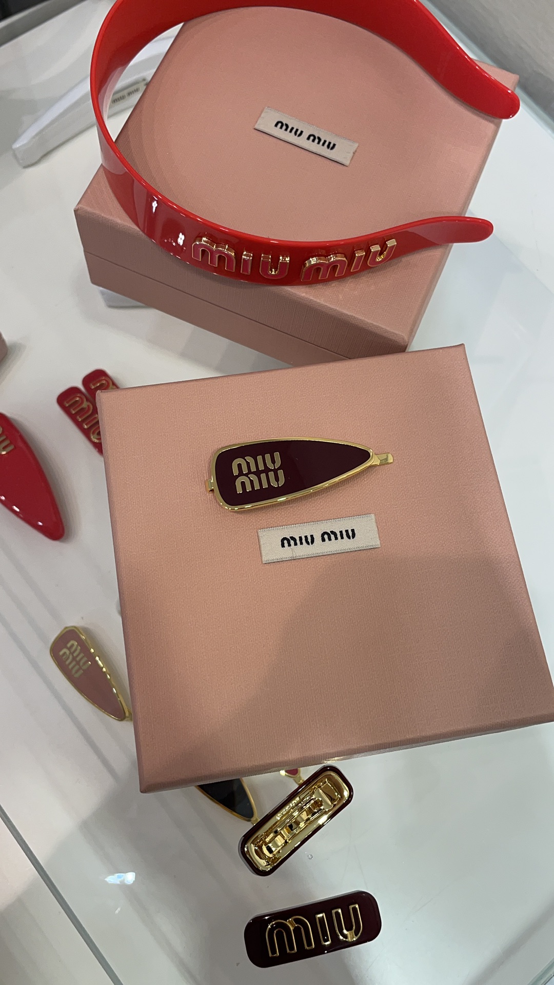 NO:631805,Purchased a single Maillard color series from yb. The latest golden letter purple enamel bread clip. The Maillard color series with a very autumn and winter atmosphere is here. Very literary and retro style. Very recognizable. It can be used to clip bangs and broken hair. Super practical. Exclusively purchased from yb. Customized CNC process. Polishing glue. Reddish brown enamel metal hairpin with picture box, hairpins, Cardia high-end jewelry.19860909单只美拉德色系购入yb 最新款金色字母紫红色珐琅面包一字夹 非常有秋冬氛围感的美拉德色系来啦 很文艺复古的风格 极具辨识度 可以用来夹刘海、夹碎发,超级实用 独家购入yb定制 cnc工艺 打磨胶 红棕色珐琅金属发夹带图片包装盒,,hairpins,卡迪亚高端饰品,Jewelry