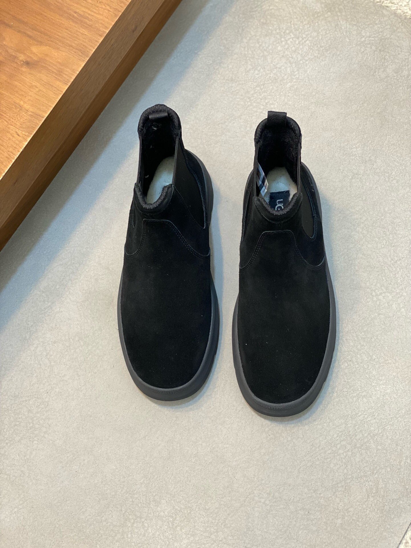 NO:219989,Brand ugg original color matching Number of codes 39-44 Standard code Price Material UGG New winter simple style is very warm and comfortable tones restrained and elegant, elegant and simple design is extremely warm and cold-proof. The upper of a men's shoe is made of imported cowhide inner warm wool, and the details show the brand's exquisite and rigorous craftsmanship is super light. Flower bubbles, outsole, comfortable and soft, UGG wool men's shoes, cowhide19860909品牌ugg 颜色原版配色 码数39-44标准码 价格 材质UGG 冬季新款简单的款型又十分保暖舒适色调内敛而优雅从容精致简单的设计极具保暖防寒的一款男鞋鞋面采用进口牛皮内里保暖羊毛,点滴细节都展现品牌精湛严谨的工艺超轻 花泡 大底 舒适柔软,UGG羊毛男鞋,cowhide,Men's shoes