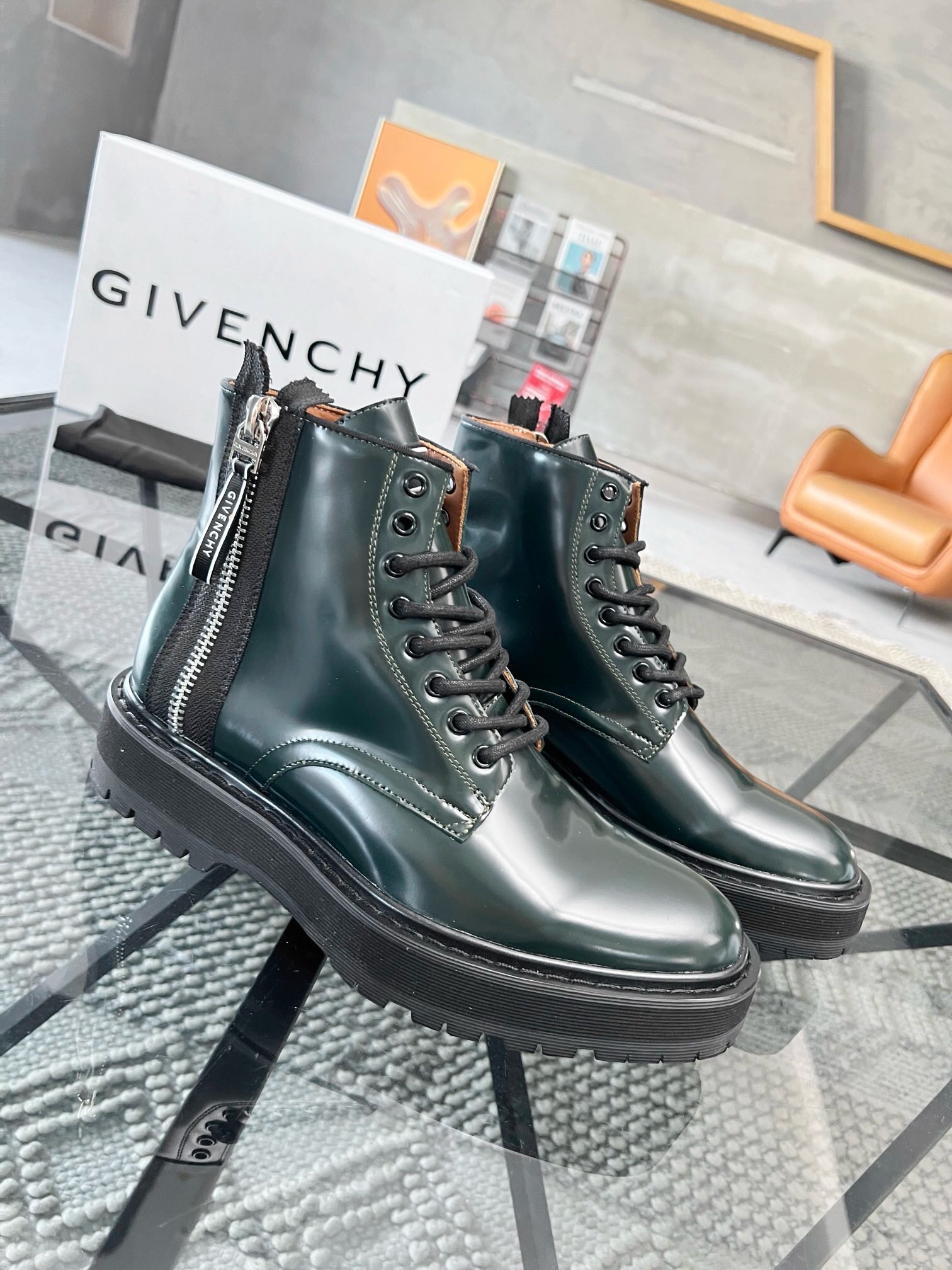 NO:220063,Brand GIVENCHY Color Original Color Code Number 39-44 Standard Code Price Material Givenchy New Style Fashion Men's Boots!  The imported soft cowhide cowhide inner cowhide footbed is elegant and elegant. The foot is super elegant and perfect. The high-quality workmanship is 1:1 accurate reproduction. Pure handmade to create a comfortable wearing experience. New original thickened sole, Givenchy men's boots, given, given, given, boots, cowhide19860909品牌GIVENCHY 颜色原版配色 码数39-44标准码 价格 材质纪梵希新款 时尚 男靴！优选进口头层柔软牛皮牛皮内里牛皮垫脚 版型大气上脚超有气质完美的流线高品质做工1:1精准复刻 纯手工打造舒适的穿着体验新款原版加厚大底,纪梵希男靴,givenchy,givenchy,boots,cowhide,Men's shoes
