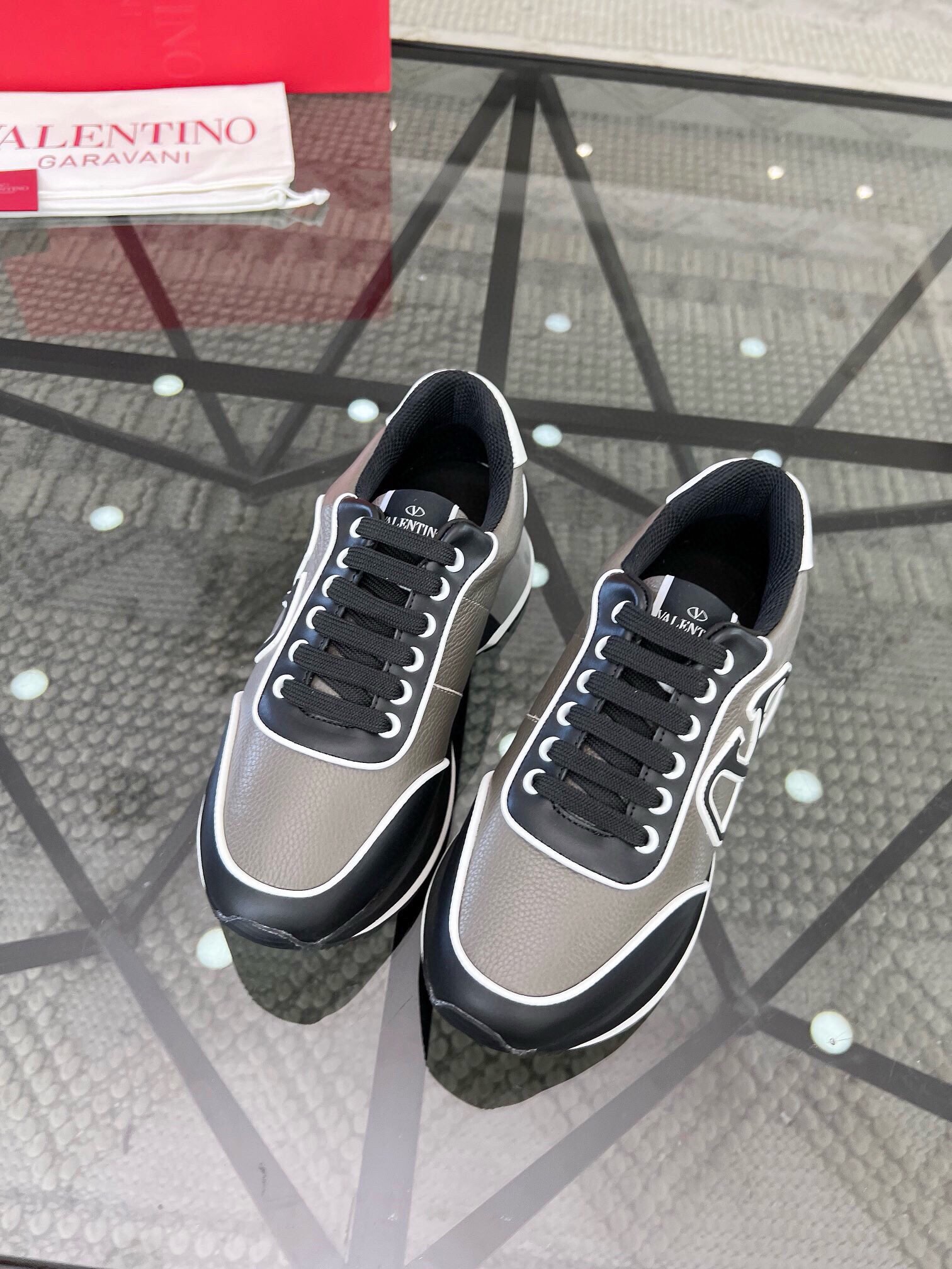 NO:220059,Brand VALENTINO Color Original Color Pair Code 38-44 Customized 45 Price Material Valentino New Men's Shoes 1:1 Original Replica!  Top-grade original single quality latest casual sports shoes. The upper is spliced ​​with multiple materials, breathable mesh, multi-layer combination of anti-slip sole. It is built with heavy industry. Good products pay attention to every detail. A must-have item for all seasons, unique design concepts, Valentino casual shoes, valentino, valentino, sneakers19860909品牌VALENTINO 颜色原版配色 码数38-44定做45 价格 材质华伦天奴新款男鞋1:1原版复刻！顶级原单品质最新休闲运动鞋 .鞋面多种材料拼接,透气网里.多层组合防滑大底.重工打造,好货注重的是每一个细节.一年四季百搭潮款必备单品,独特的设计理念,华伦天奴休闲鞋,valentino,valentino,sneakers,Men's shoes