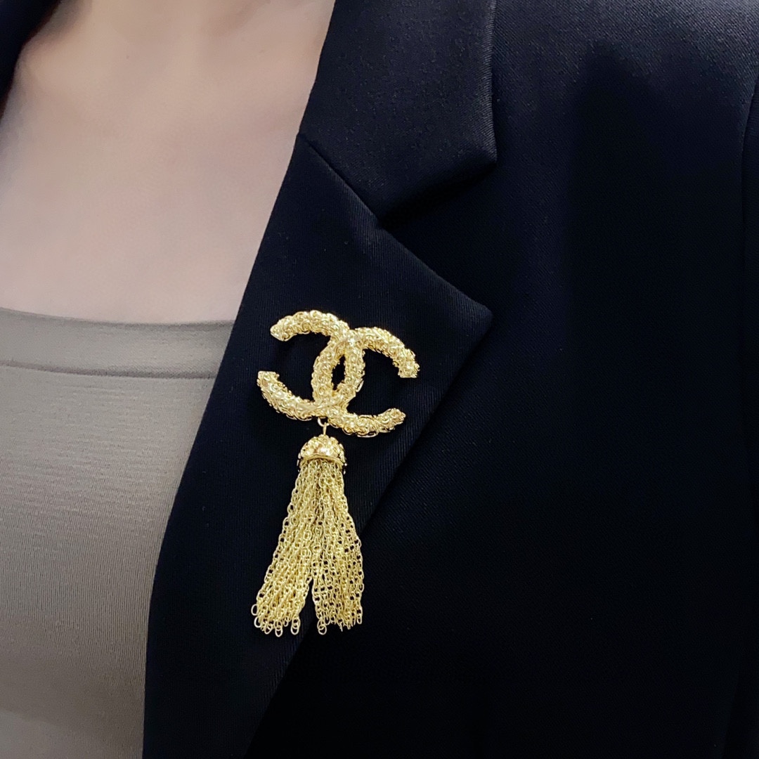 NO:110446,CHANEL Xiaoxiang The new style of the counter synchronized middle-aged gold tassel Chanel brooch is the most familiar with women. Women who devote all their efforts to be themselves often cherish the meaning of the brooch more. Ms. Chanel pinned the brooch on the hat and told those fashionable ladies who imitated her [the brooch is very practical. It can be pinned on the suit collar, pocket, hat, belt or evening dress, jewelry boutique, chanel, chanel, business suit, brooch, breastpin, hats19860909CHANEL小香 专柜新款同步中古金流苏香奈儿胸针,是最懂女人的饰物.那些倾注了全部心血去做自己的女人,往往更珍惜胸针的意义.香奈儿女士把胸针别在帽子上,并告诉那些模仿她的时髦女士们[胸针可是非常实用,它可以别在西装领上、口袋上、帽子上、腰带上或者是晚礼服上,饰品精品,chanel,chanel,business suit,brooch，breastpin,hats,Jewelry