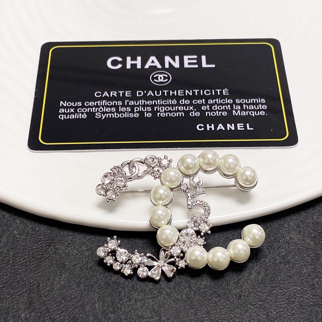 NO:110449,CHANEL Xiaoxiang The counter is equipped with a new Chanel pearl diamond brooch, which is the most familiar with women. Women who devote all their efforts to be themselves often cherish the meaning of the brooch more. Ms. Chanel pinned the brooch on the hat and told those fashionable ladies who imitated her [breasts are very practical, and it can be pinned on the suit collar, pocket, hat, belt or evening gown. The jewelry is fine, chanel, chanel, business suit, brooch, breastpin, hats19860909CHANEL小香 专柜同步上新香奈儿珍珠镶钻胸针,是最懂女人的饰物.那些倾注了全部心血去做自己的女人,往往更珍惜胸针的意义.香奈儿女士把胸针别在帽子上,并告诉那些模仿她的时髦女士们[胸针可是非常实用,它可以别在西装领上、口袋上、帽子上、腰带上或者是晚礼服上,饰品精品,chanel,chanel,business suit,brooch，breastpin,hats,Jewelry