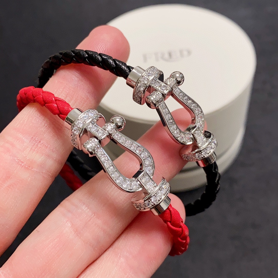 NO:110452,New product release is popular. Fred full-diamond horseshoe buckle neutral high-quality New Year red leather bracelet bracelet!  The big brand of red leather ropes in the year of the zodiac, fashionable and exquisite FORCE series bracelets high-end customization~Asia gold micro electroplating 18k gold craftsmanship, Seiko horseshoe buckle bracelet!  The effect of getting started is very versatile. Internet celebrity experts. A must-have item for fashion. Rose gold button-tight couples. One size for men and women. Boutique jewelry. Bracelet, bracelet19860909新品发布火爆费雷德 Fred 满钻马蹄扣中性款高品质新年红皮手链手镯！本命年红皮绳大牌 时尚 精致FORCE 系列手链高端定制～亚金微电镀18k金工艺 精工马蹄扣头手镯！上手效果非常百搭 网红达人 时尚一族必备单品 玫瑰金扣头男女情侣款均码,饰品精品,bracelet,bracelet,Jewelry