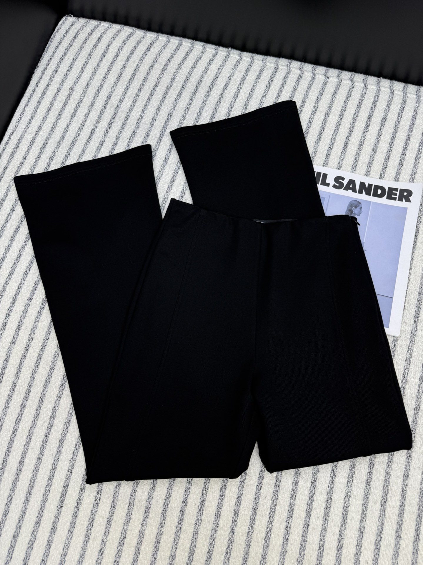 NO:331420,A must-have for long legs in winter. Classic triangle-shaped side-slit design, fleece fabric, warm, minimalist and fashionable. The trowel pants I fell in love with at first sight. The proportion of legs in one second. The waist-free design has a slight elasticity. It is really comfortable. It is a piece of paper that makes people feel like it. The fabric is elastic and comfortable. Recommended. SML, alexander wang19860909冬季长腿必入款 经典三角标侧开叉设计微喇裤 采用抓绒面料 暖乎乎的 极简的时髦感 一眼爱上的喇叭神裤 一秒拉长双腿比例感 无腰头设计带有微弹性 真的太太舒服了 妥妥纸片人即视感 面料有弹性很舒服 推荐 一色SML,,alexander wang,Women's clothing