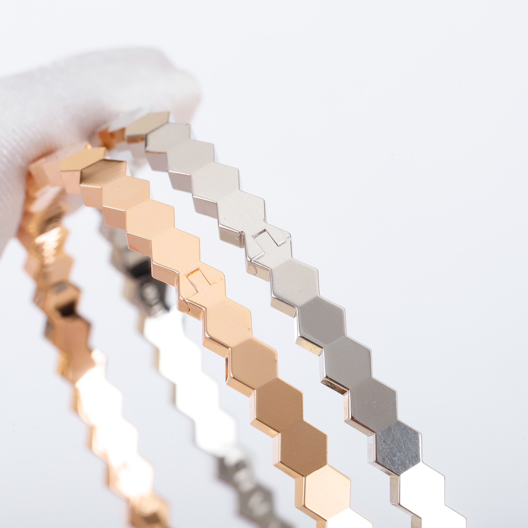 Luxury Bee My Love Love Nest Jewelry: Modern Hexagonal Hive Symbolizes Nature’s Beauty and Elegance. - 图片 5