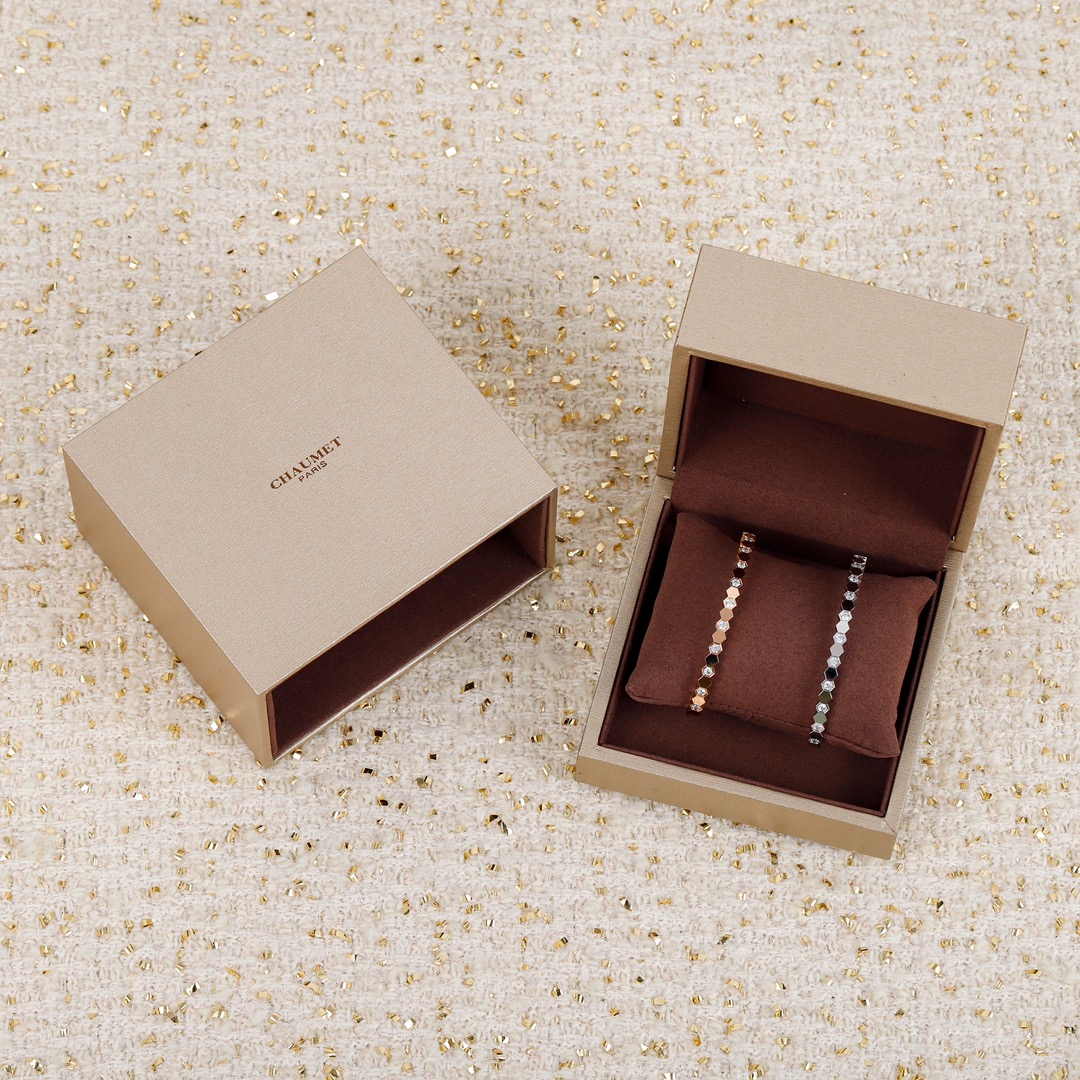 Luxury Bee My Love Love Nest Jewelry: Modern Hexagonal Hive Symbolizes Nature’s Beauty and Elegance.