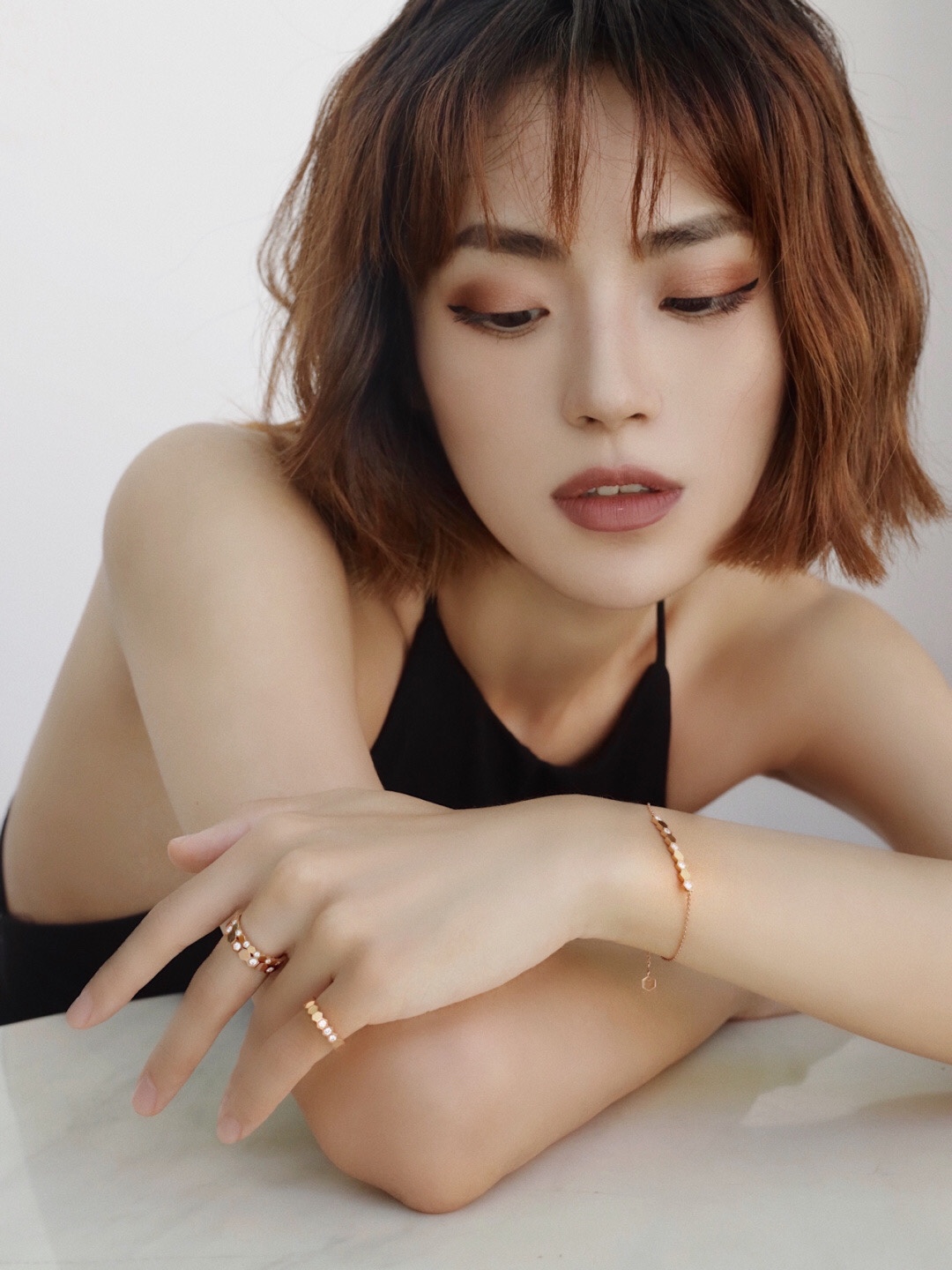 Luxury Bee My Love Love Nest Jewelry Collection: Modern Hexagonal Hive Symbolizes Nature’s Beauty. - 图片 4