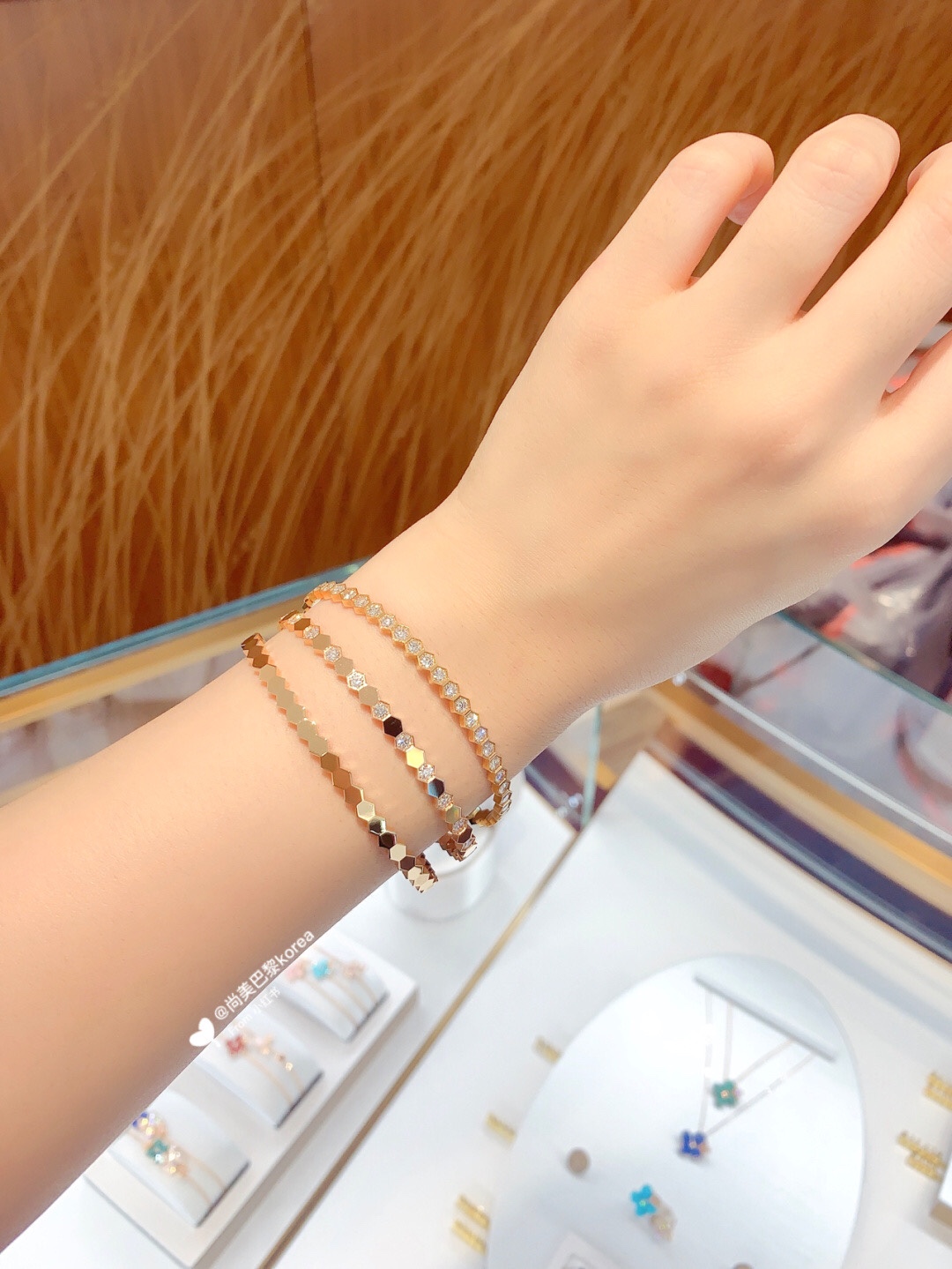 Luxury Bee My Love Love Nest Jewelry Collection: Modern Hexagonal Hive Symbolizes Nature’s Beauty. - 图片 7