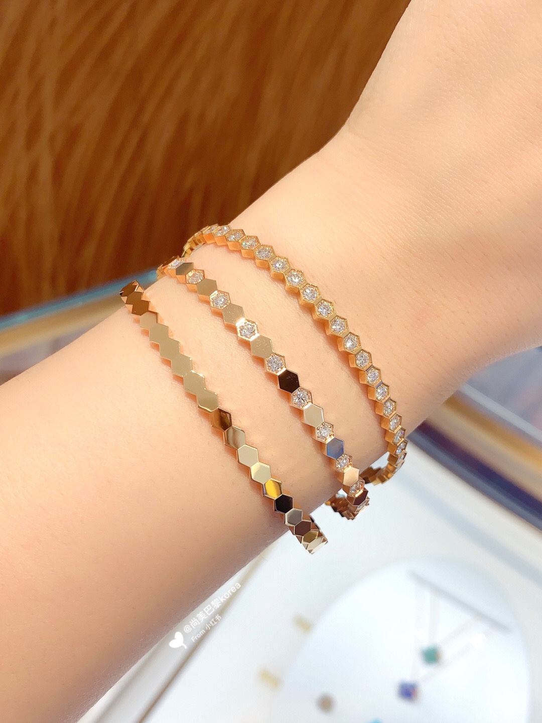 Luxury Bee My Love Love Nest Jewelry Collection: Modern Hexagonal Hive Symbolizes Nature’s Beauty. - 图片 8