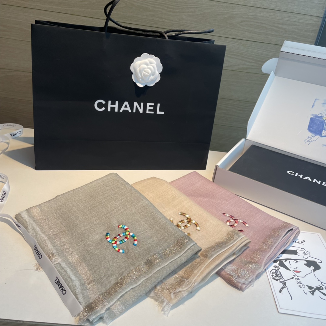 NO:184117,Key recommendations!  !  !  High-end, comfortable and fashionable temperament, just accept what I believe!  Chanel's soft scarf that touches the heart, the color and temperament that cannot be imitated!  !  !  There will also be a very beautiful special ripple texture under the light and shadow of the scarf!  Generally, factories cannot make such a model. It is the best among cashmeres. It is the product pursued by successful people. I will give you full marks on the color!  !  !  It has a bit of unique fairy spirit, feminine temperament, elegant colors, but not overly enchanting!  Size specifications 105*180cm cashmere scarf high-version scarf, high-version scarf, chanel19860909重点推荐！！！高级舒适时髦气质,相信我的就收吧！香奈儿这款触动内心的柔美围巾,无法模仿的颜色和气质！！！围巾光影下还会有非常漂亮的特殊波纹肌理！一般工厂做不出这样的款,属于羊绒中的佼佼者,成功人士追求的品,颜色我给满分！！！有点独有的仙气,女性气质,颜色淡雅,不过分妖娆！尺寸规格105*180cm羊绒围巾高版本围巾,高版本围巾,chanel,scarf