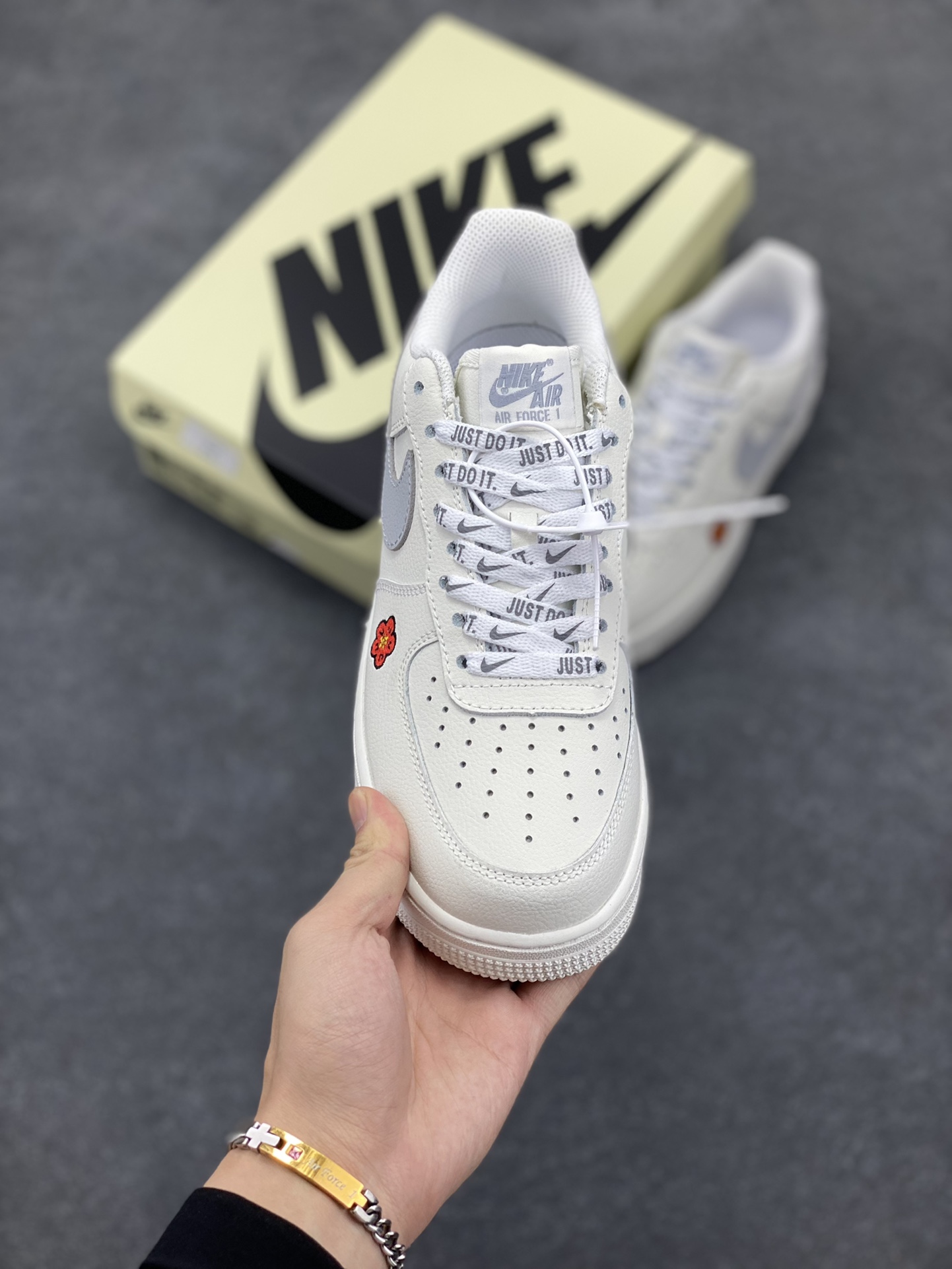 图片[2]-NIke Air Force 1 \’07 Low KENZO🌺联名 空军一号 低帮 运动鞋 休闲鞋 折边针车 工艺难度大 原楦头原纸板 原装鞋盒 定制五金配件 内置全掌气垫 原厂鞋底  货号：FC-918822 尺码：36 36.5 37.5 38 38.5 39 40 40.5 41 42 42.5 43 44 44.5 45-选品中心