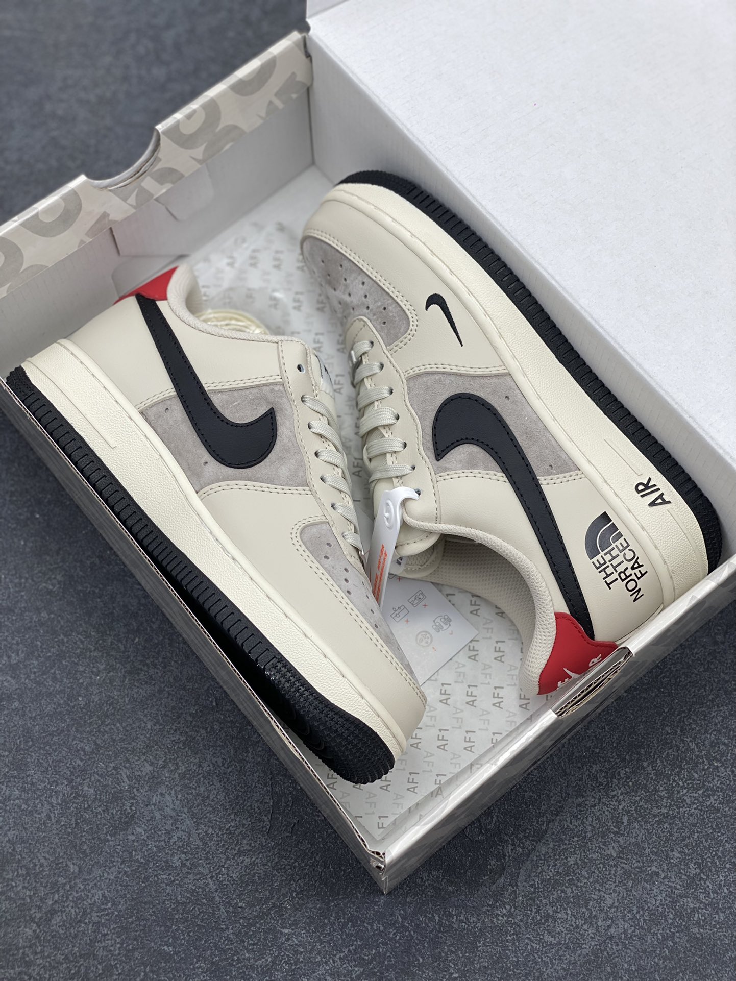 图片[9]-NIke Air Force 1 \’07 Low “北面联名–米黑红尾”空军一号 低帮 运动鞋 休闲鞋 折边针车 工艺难度大 原楦头原纸板 原装鞋盒 定制五金配件 内置全掌气垫 原厂鞋底 货号：XZ6188-309 尺码：36 36.5 37.5 38 38.5 39 40 40.5 41 42 42.5 43 44 44.5 45-选品中心