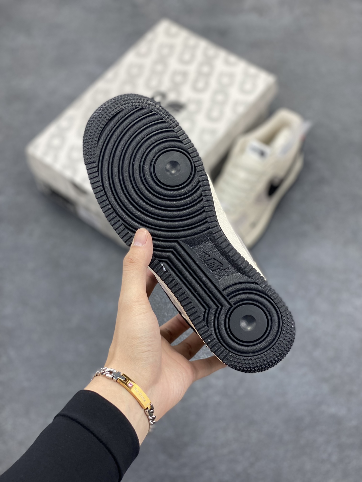 图片[5]-NIke Air Force 1 \’07 Low “北面联名–米黑红尾”空军一号 低帮 运动鞋 休闲鞋 折边针车 工艺难度大 原楦头原纸板 原装鞋盒 定制五金配件 内置全掌气垫 原厂鞋底 货号：XZ6188-309 尺码：36 36.5 37.5 38 38.5 39 40 40.5 41 42 42.5 43 44 44.5 45-选品中心