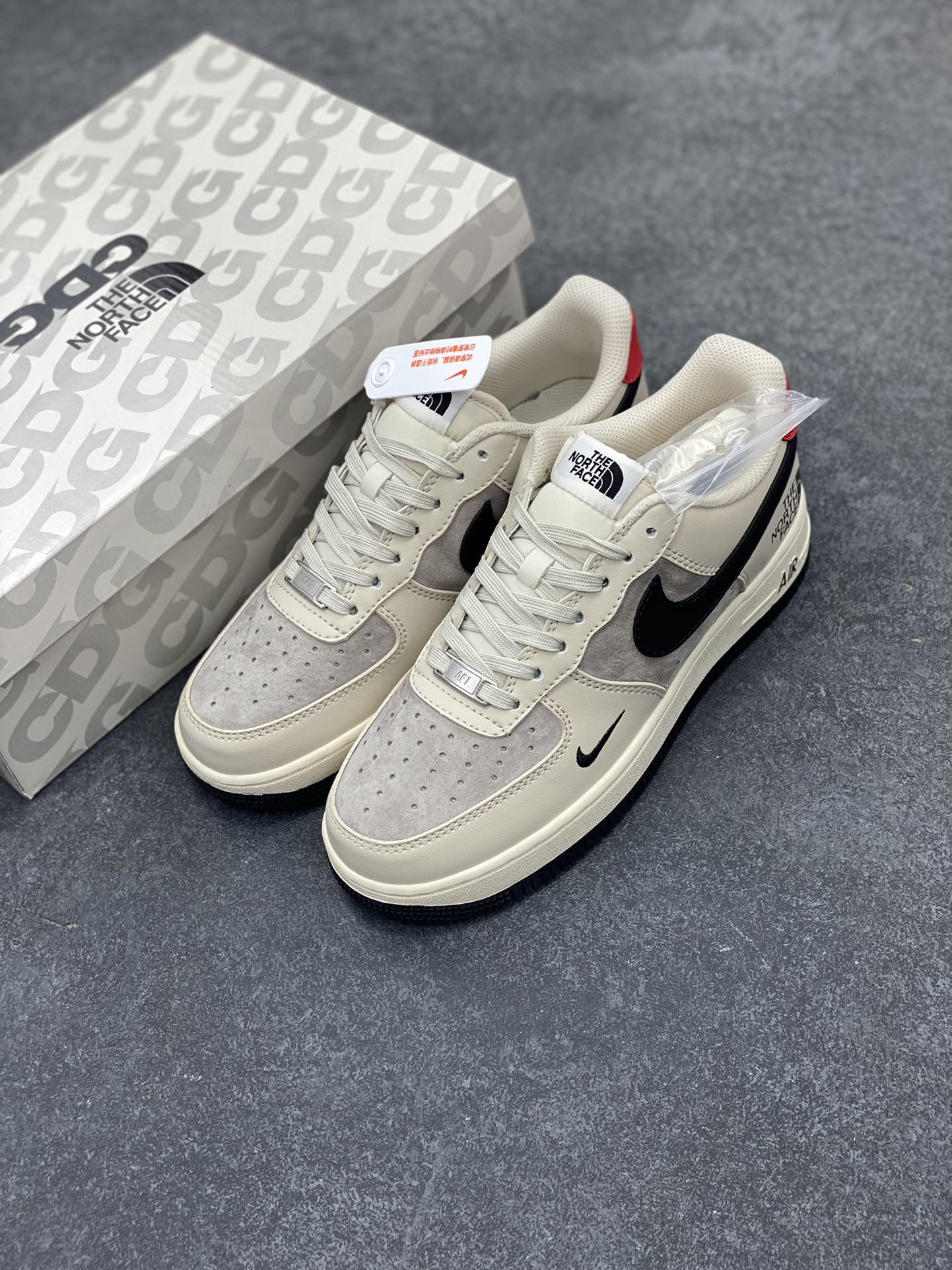 图片[8]-NIke Air Force 1 \’07 Low “北面联名–米黑红尾”空军一号 低帮 运动鞋 休闲鞋 折边针车 工艺难度大 原楦头原纸板 原装鞋盒 定制五金配件 内置全掌气垫 原厂鞋底 货号：XZ6188-309 尺码：36 36.5 37.5 38 38.5 39 40 40.5 41 42 42.5 43 44 44.5 45-选品中心