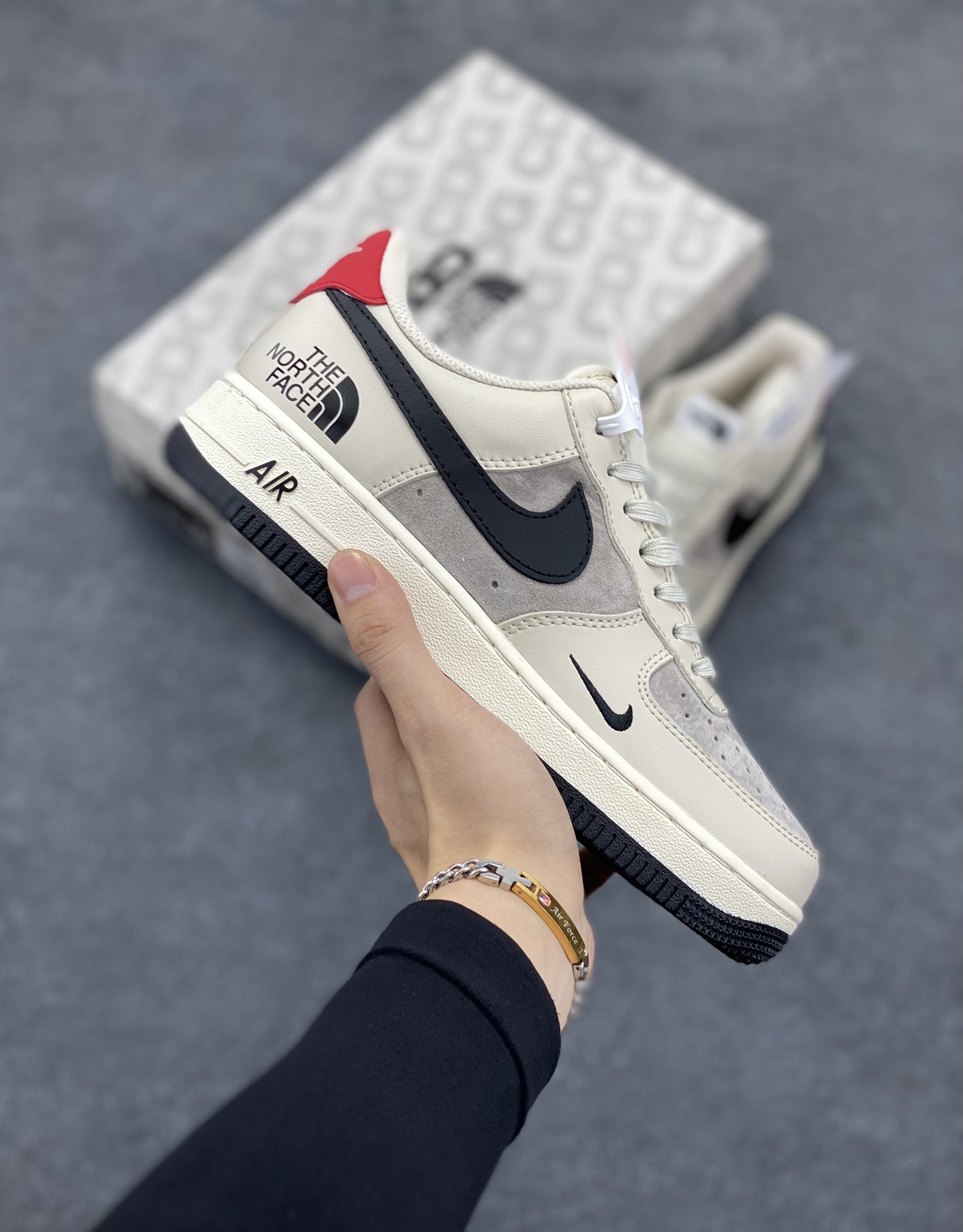 NIke Air Force 1 \’07 Low “北面联名–米黑红尾”空军一号 低帮 运动鞋 休闲鞋 折边针车 工艺难度大 原楦头原纸板 原装鞋盒 定制五金配件 内置全掌气垫 原厂鞋底 货号:XZ6188-309 尺码:36 36.5 37.5 38 38.5 39 40 40.5 41 42 42.5 43 44 44.5 45-选品中心