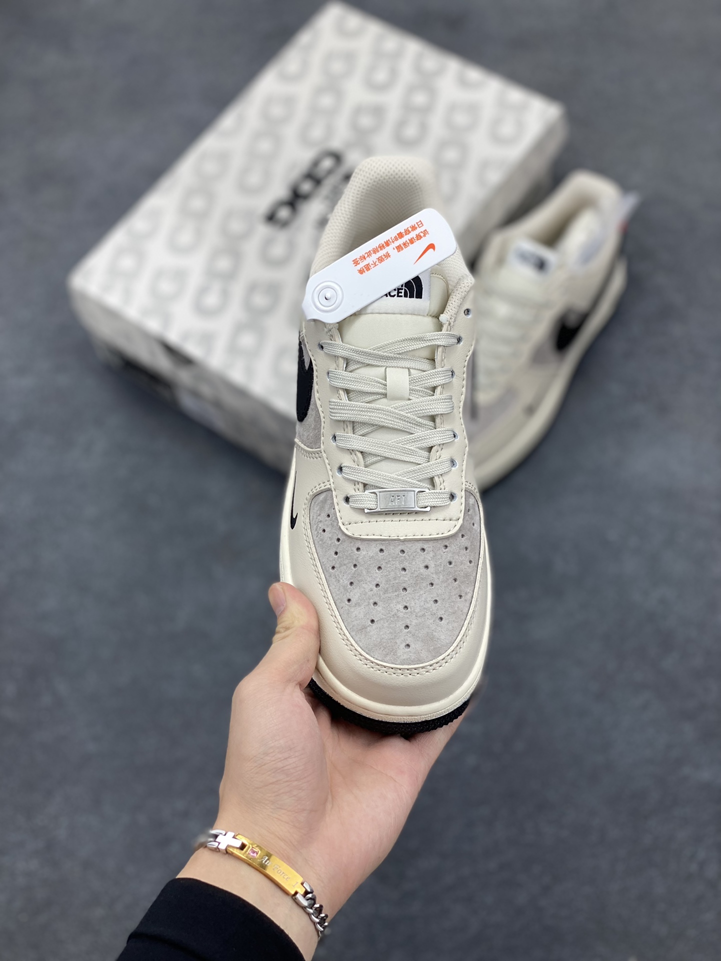 图片[2]-NIke Air Force 1 \’07 Low “北面联名–米黑红尾”空军一号 低帮 运动鞋 休闲鞋 折边针车 工艺难度大 原楦头原纸板 原装鞋盒 定制五金配件 内置全掌气垫 原厂鞋底 货号：XZ6188-309 尺码：36 36.5 37.5 38 38.5 39 40 40.5 41 42 42.5 43 44 44.5 45-选品中心
