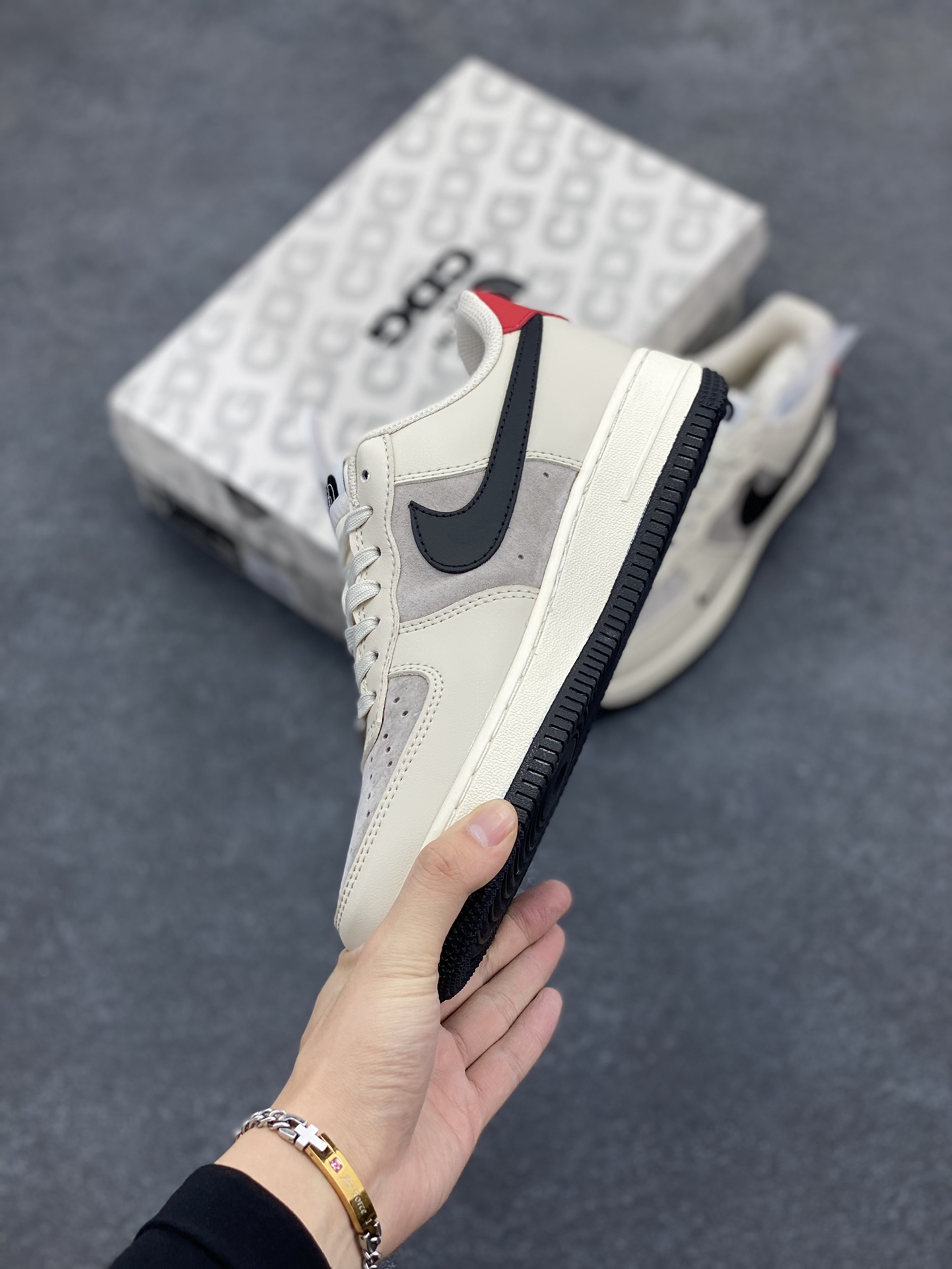 图片[3]-NIke Air Force 1 \’07 Low “北面联名–米黑红尾”空军一号 低帮 运动鞋 休闲鞋 折边针车 工艺难度大 原楦头原纸板 原装鞋盒 定制五金配件 内置全掌气垫 原厂鞋底 货号：XZ6188-309 尺码：36 36.5 37.5 38 38.5 39 40 40.5 41 42 42.5 43 44 44.5 45-选品中心