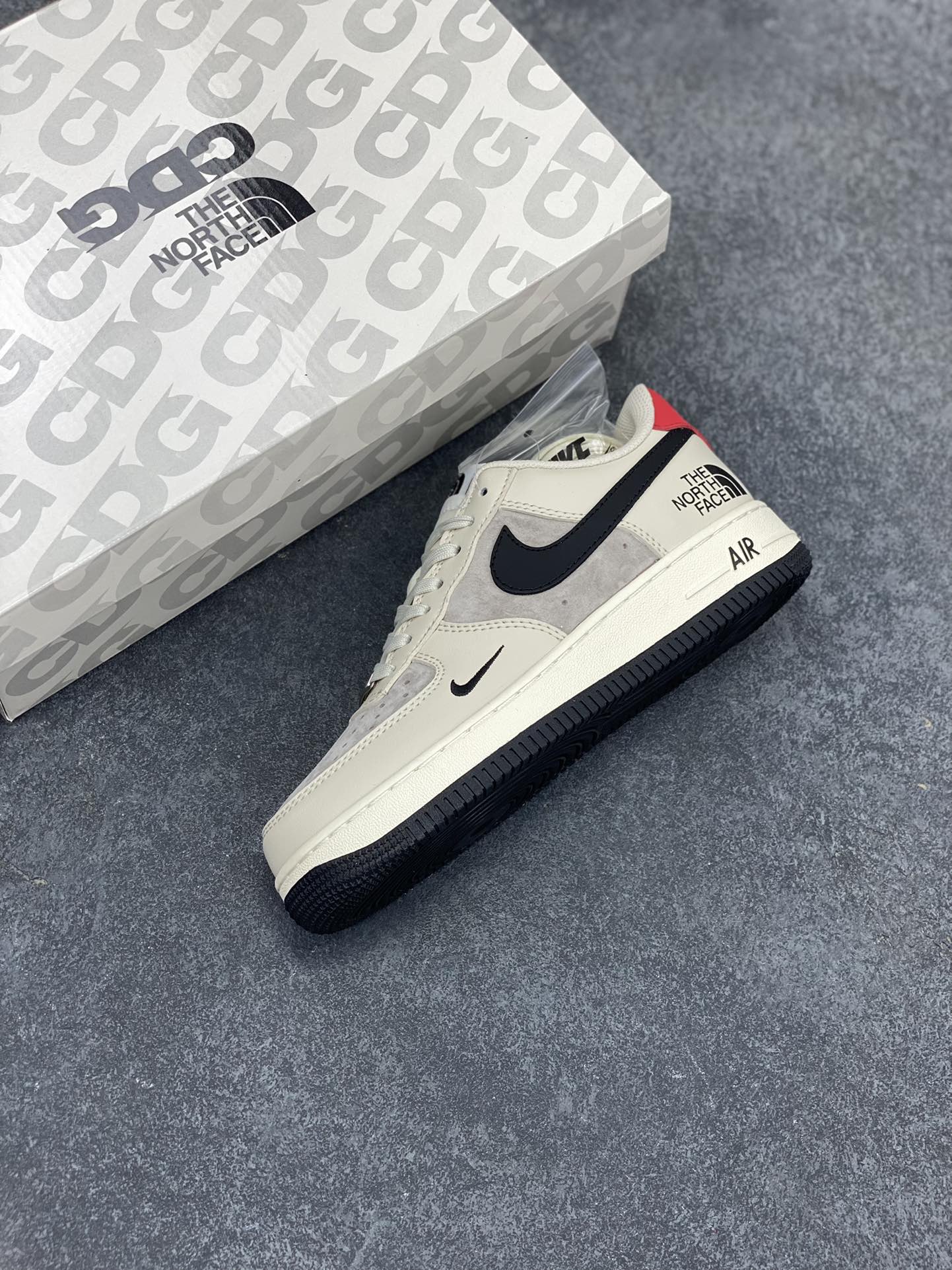 图片[7]-NIke Air Force 1 \’07 Low “北面联名–米黑红尾”空军一号 低帮 运动鞋 休闲鞋 折边针车 工艺难度大 原楦头原纸板 原装鞋盒 定制五金配件 内置全掌气垫 原厂鞋底 货号：XZ6188-309 尺码：36 36.5 37.5 38 38.5 39 40 40.5 41 42 42.5 43 44 44.5 45-选品中心