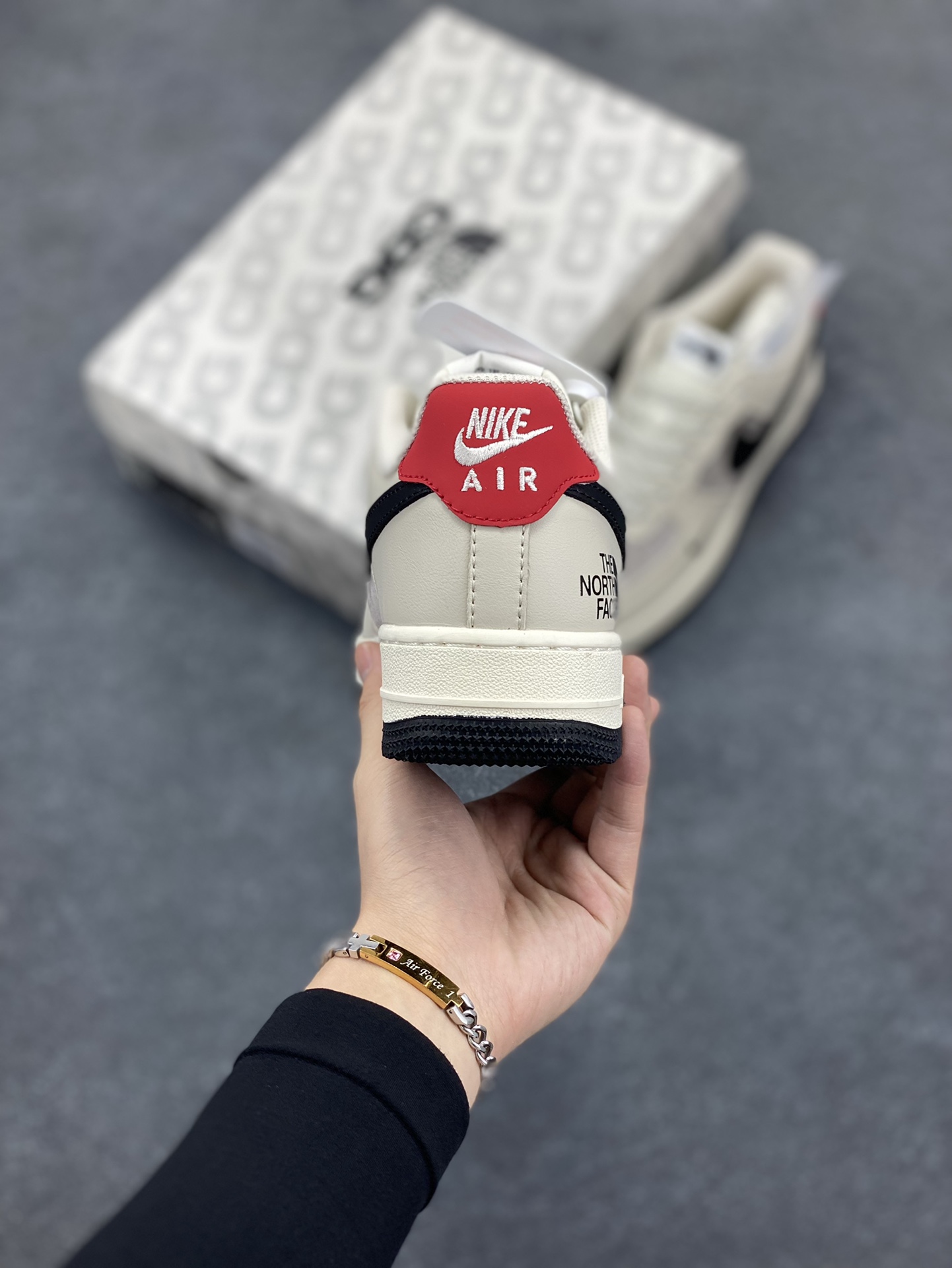 图片[4]-NIke Air Force 1 \’07 Low “北面联名–米黑红尾”空军一号 低帮 运动鞋 休闲鞋 折边针车 工艺难度大 原楦头原纸板 原装鞋盒 定制五金配件 内置全掌气垫 原厂鞋底 货号：XZ6188-309 尺码：36 36.5 37.5 38 38.5 39 40 40.5 41 42 42.5 43 44 44.5 45-选品中心
